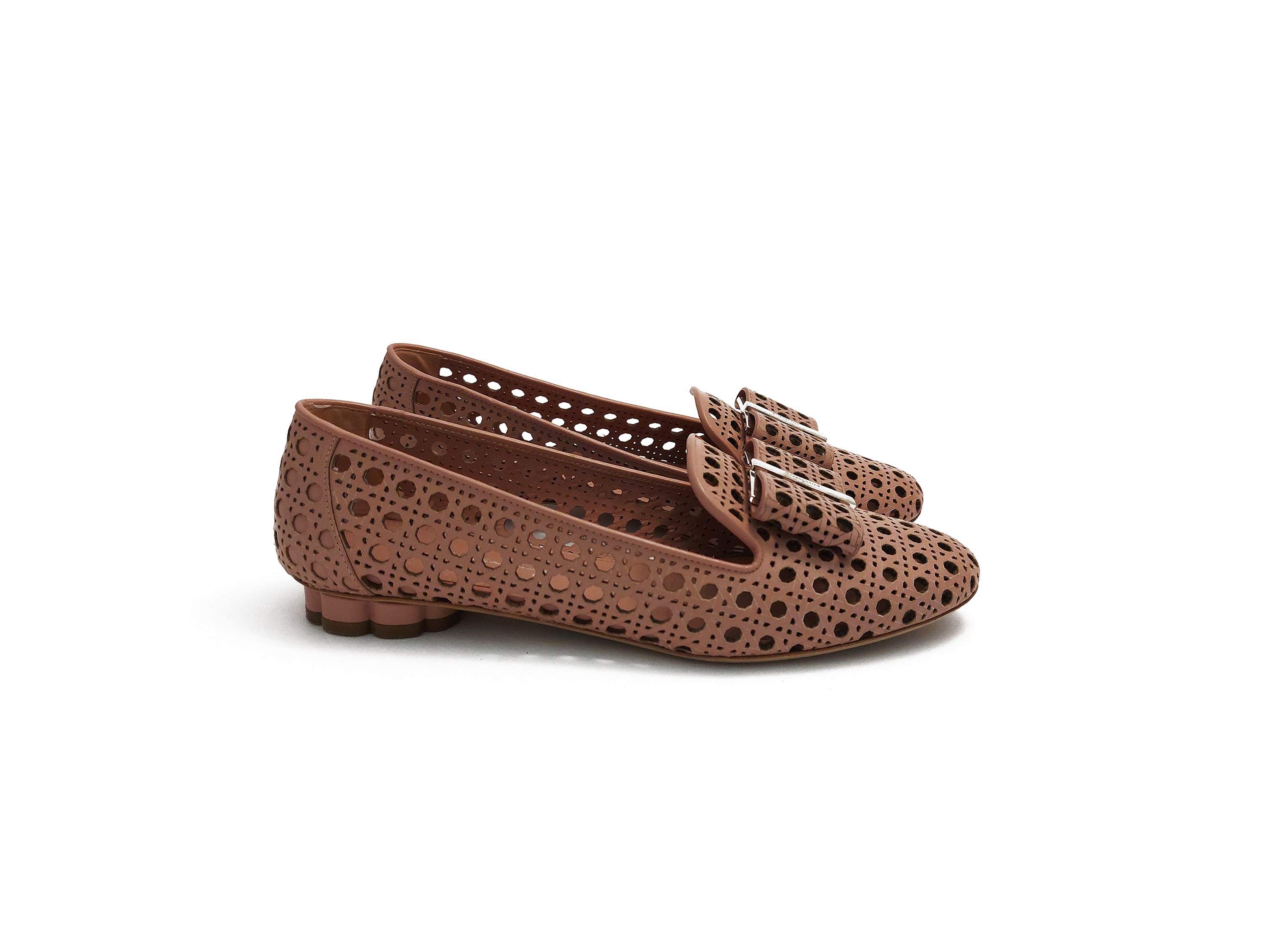 Salvatore Ferragamo, Ballerine in pelle traforata rosa con fiocco e tacco floreale