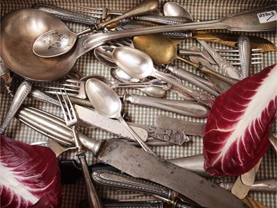 Miscellanea di posate, inclusi un ramaioro e un apribottiglie Christofle