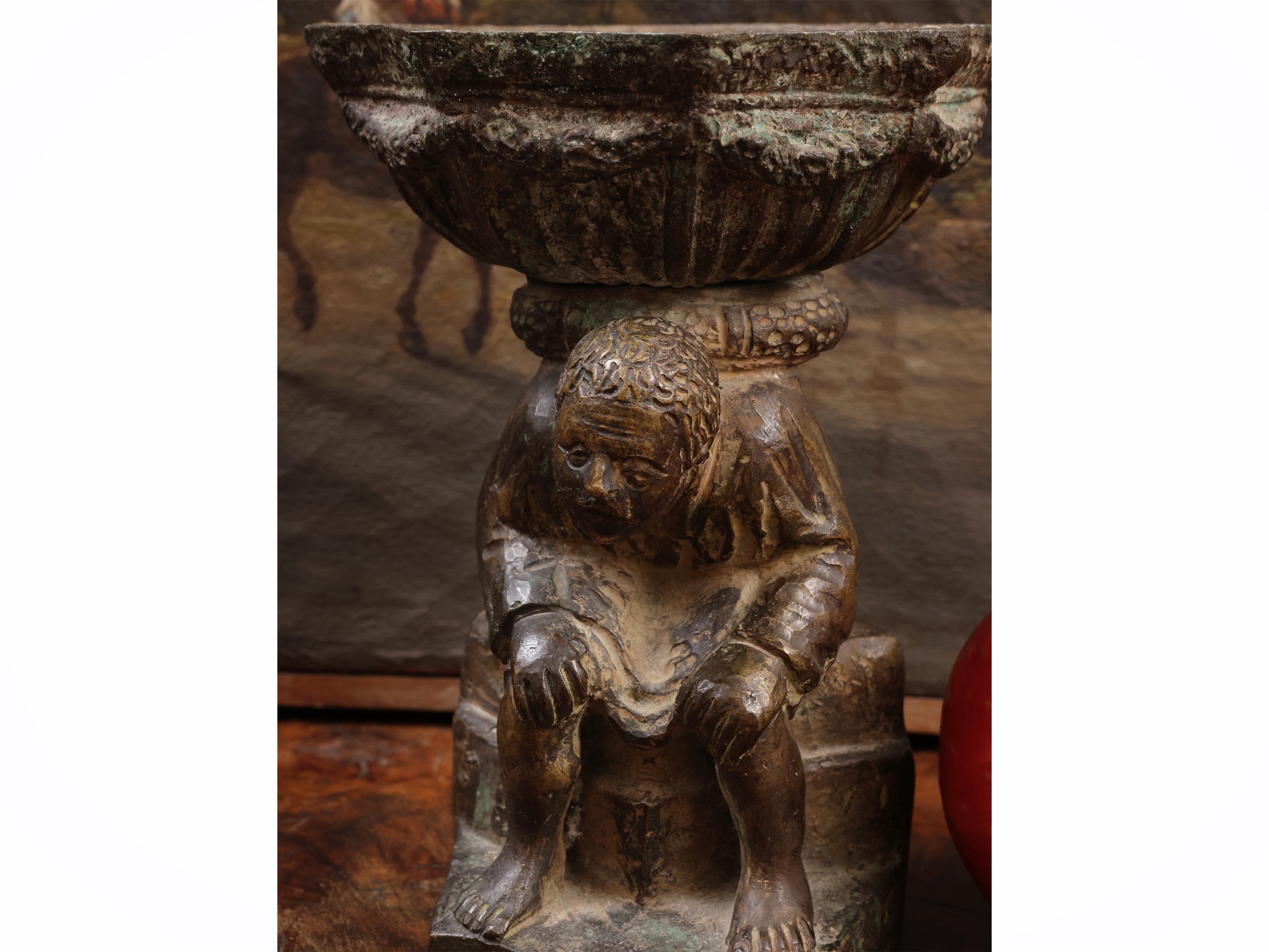Piccola acquasantiera in bronzo, figura maschile con coppa
