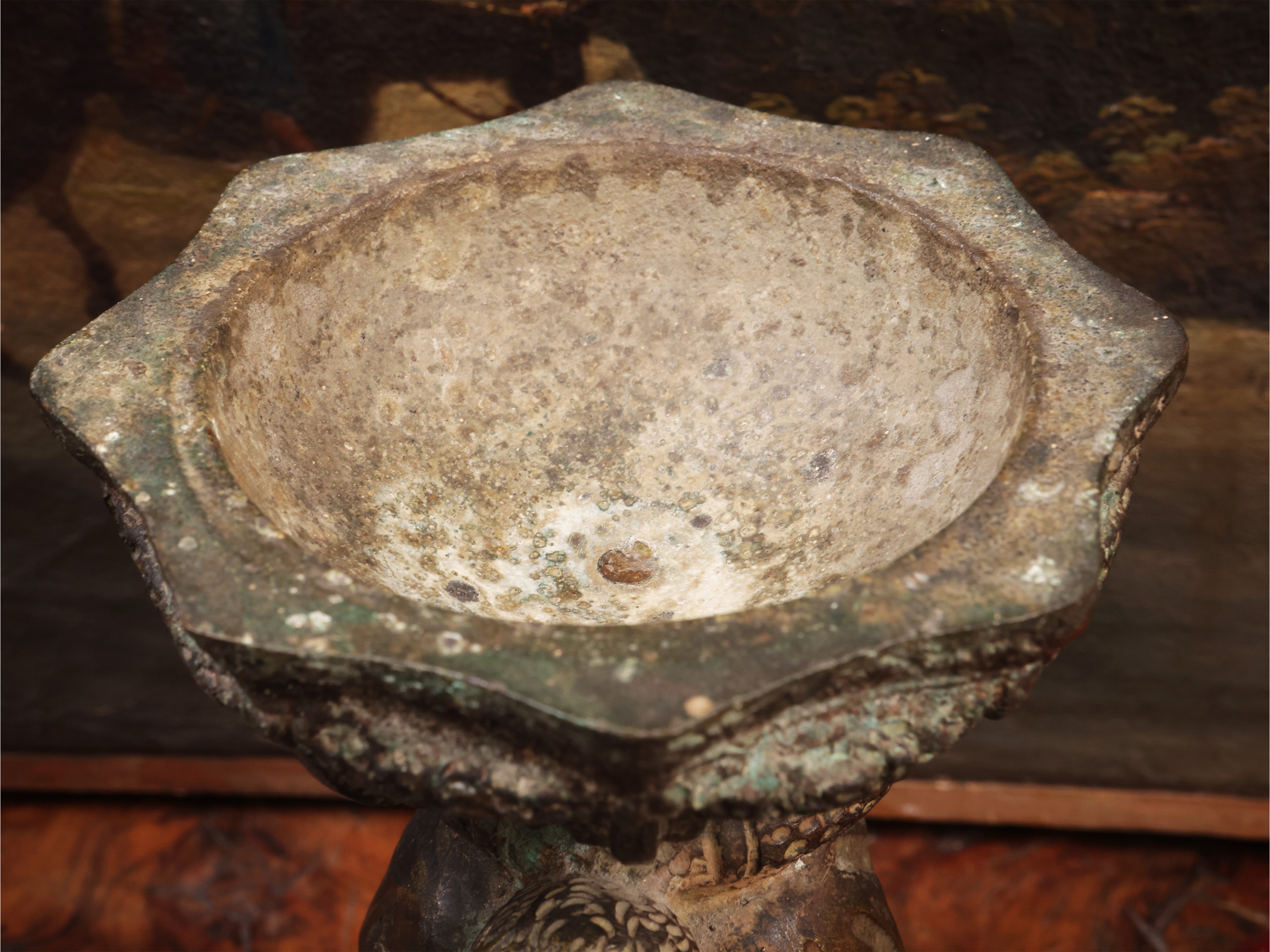 Piccola acquasantiera in bronzo, figura maschile con coppa