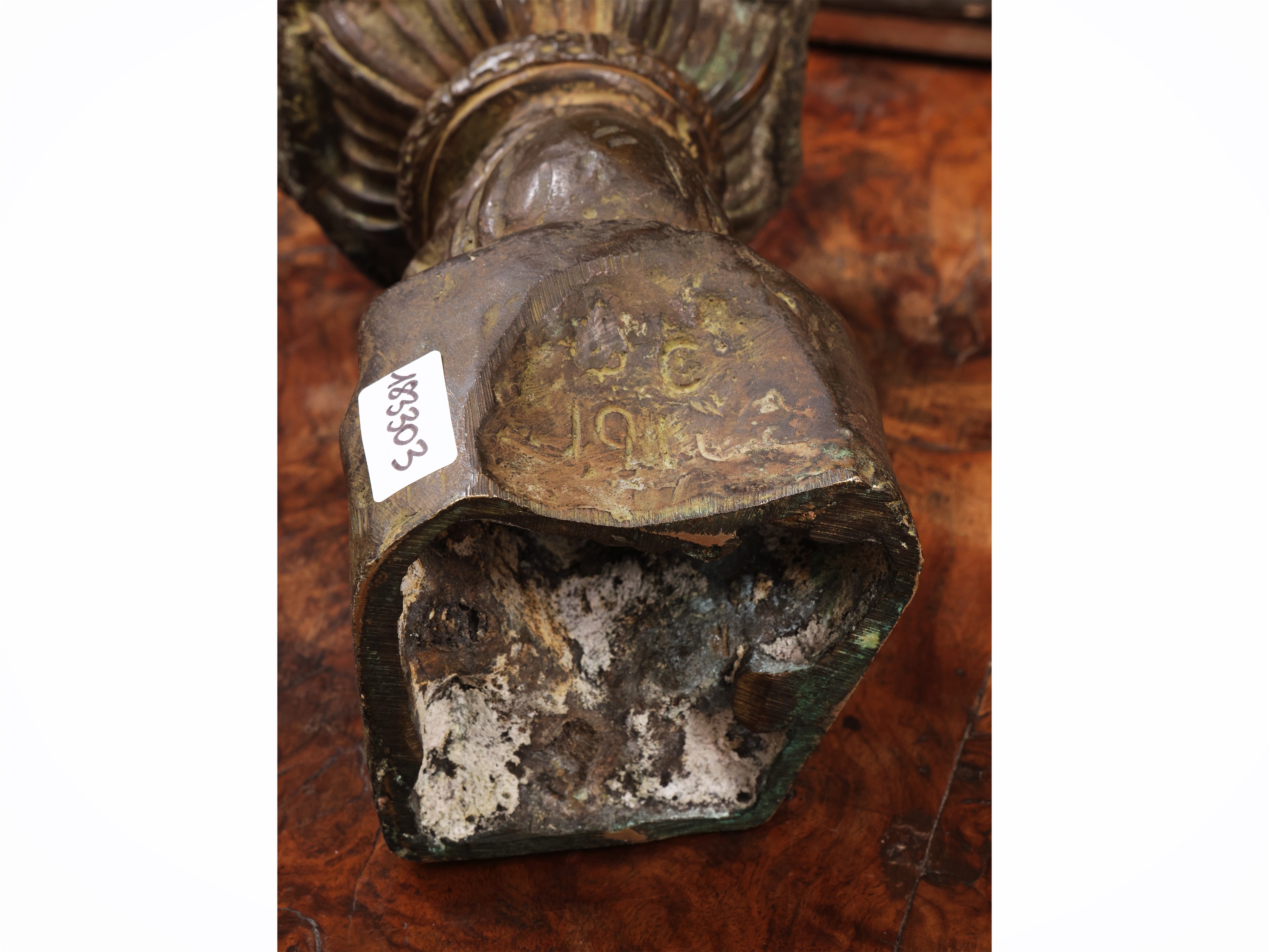 Piccola acquasantiera in bronzo, figura maschile con coppa