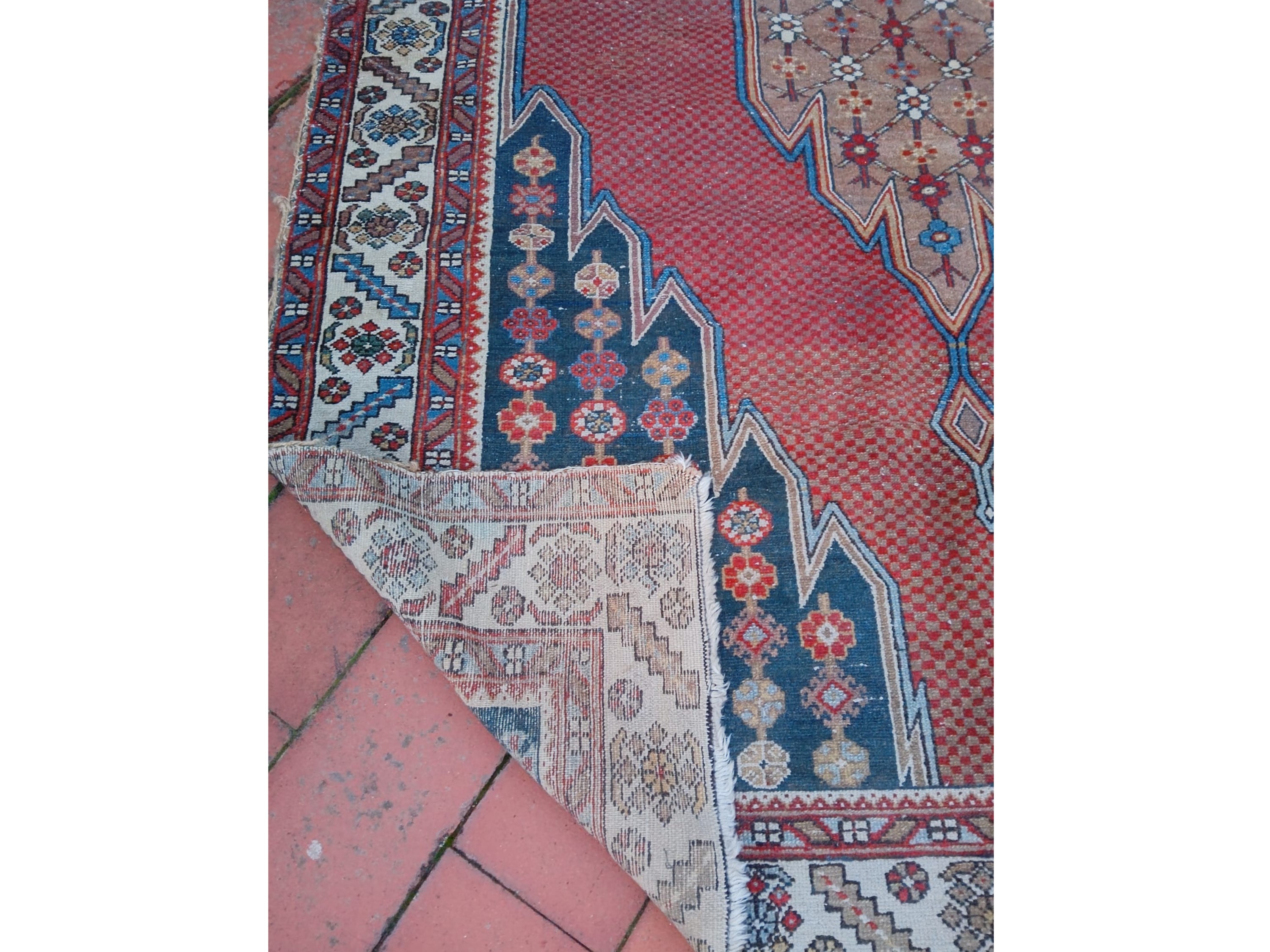Due tappeti, dimensioni cm 185x131 e cm 182x111