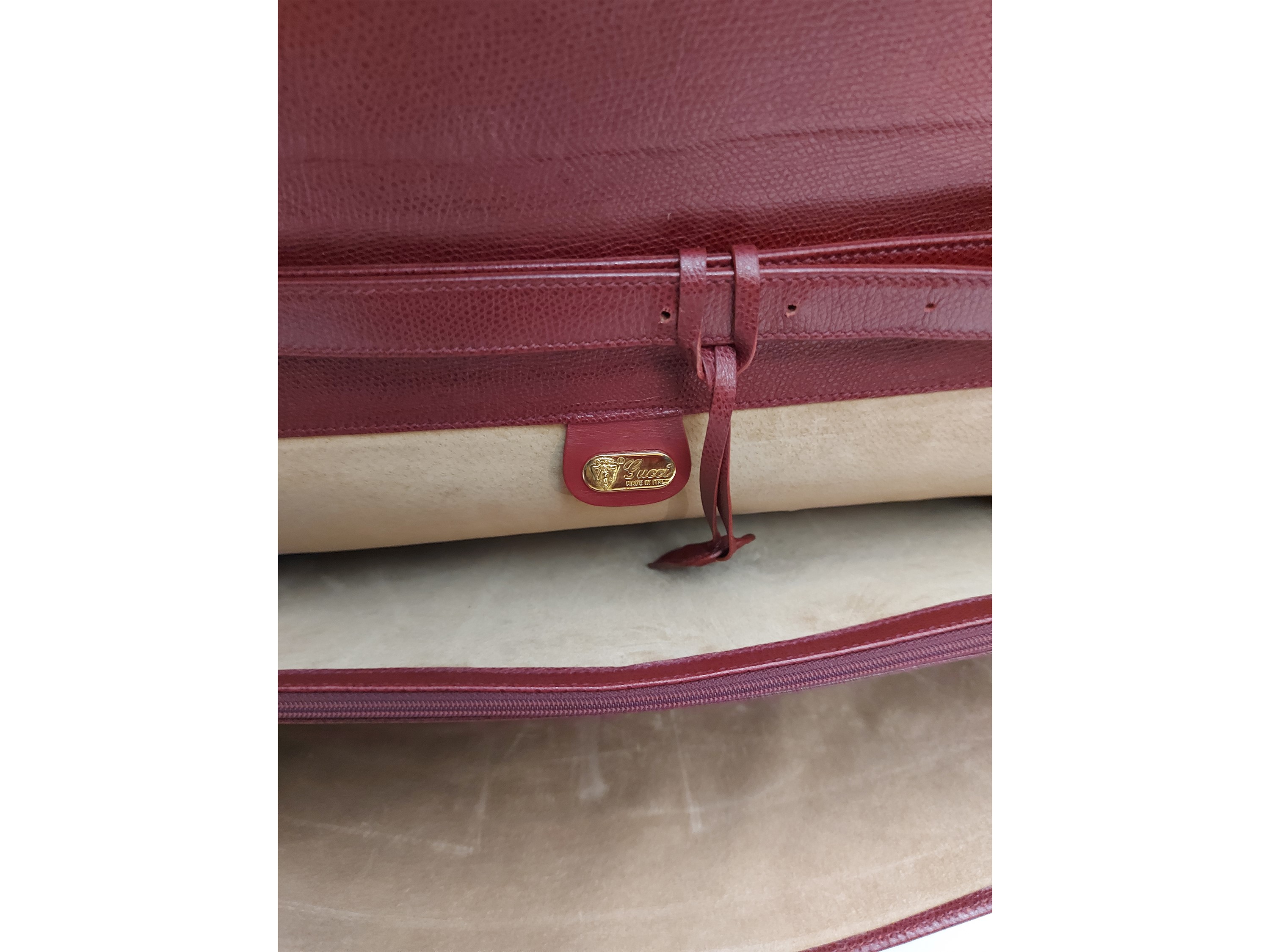 Gucci, Cartella in pelle bordeaux con tracolla regolabile