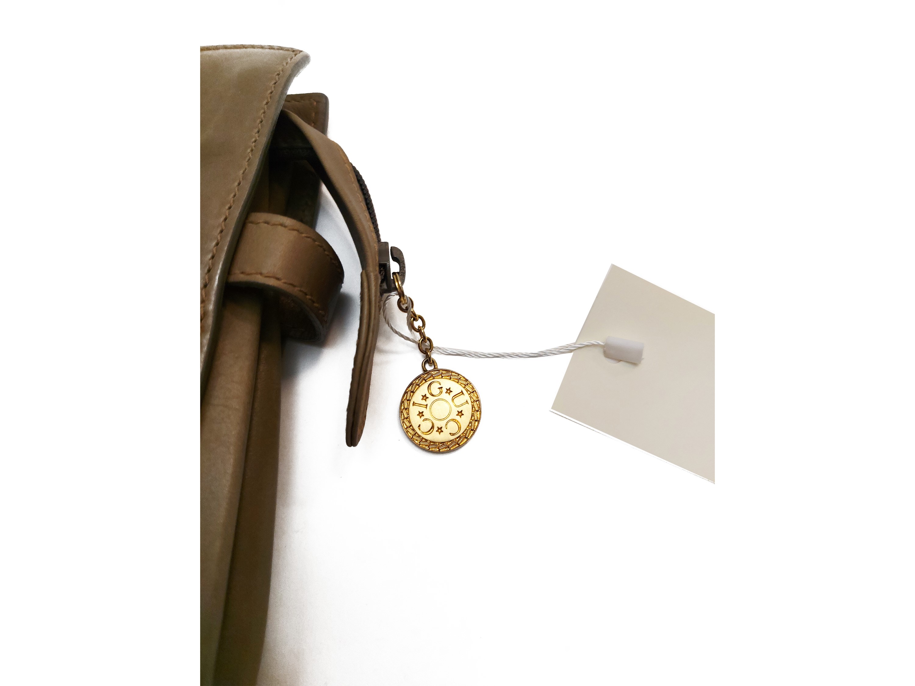 Gucci, Pochette in pelle beige con chiusura a zip e tasca interna