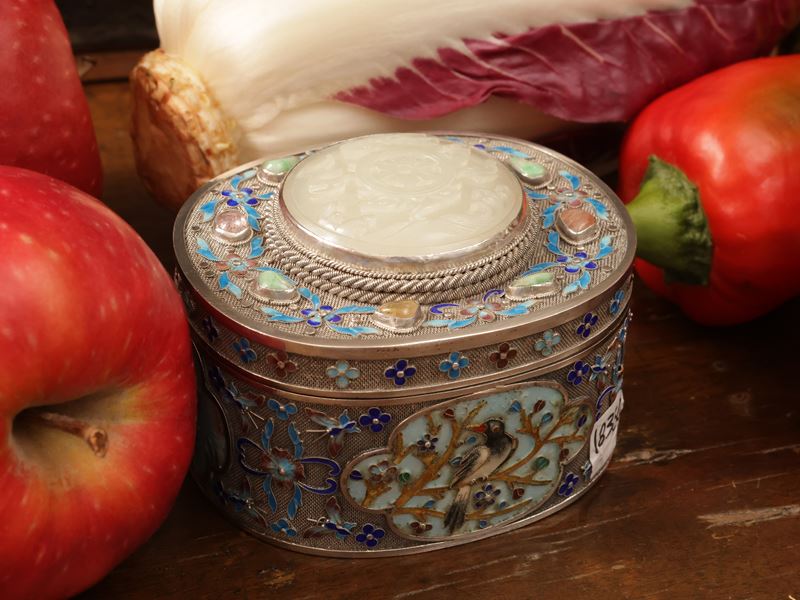 Scatola in argento, smalto cloisonné e cabochon in giada