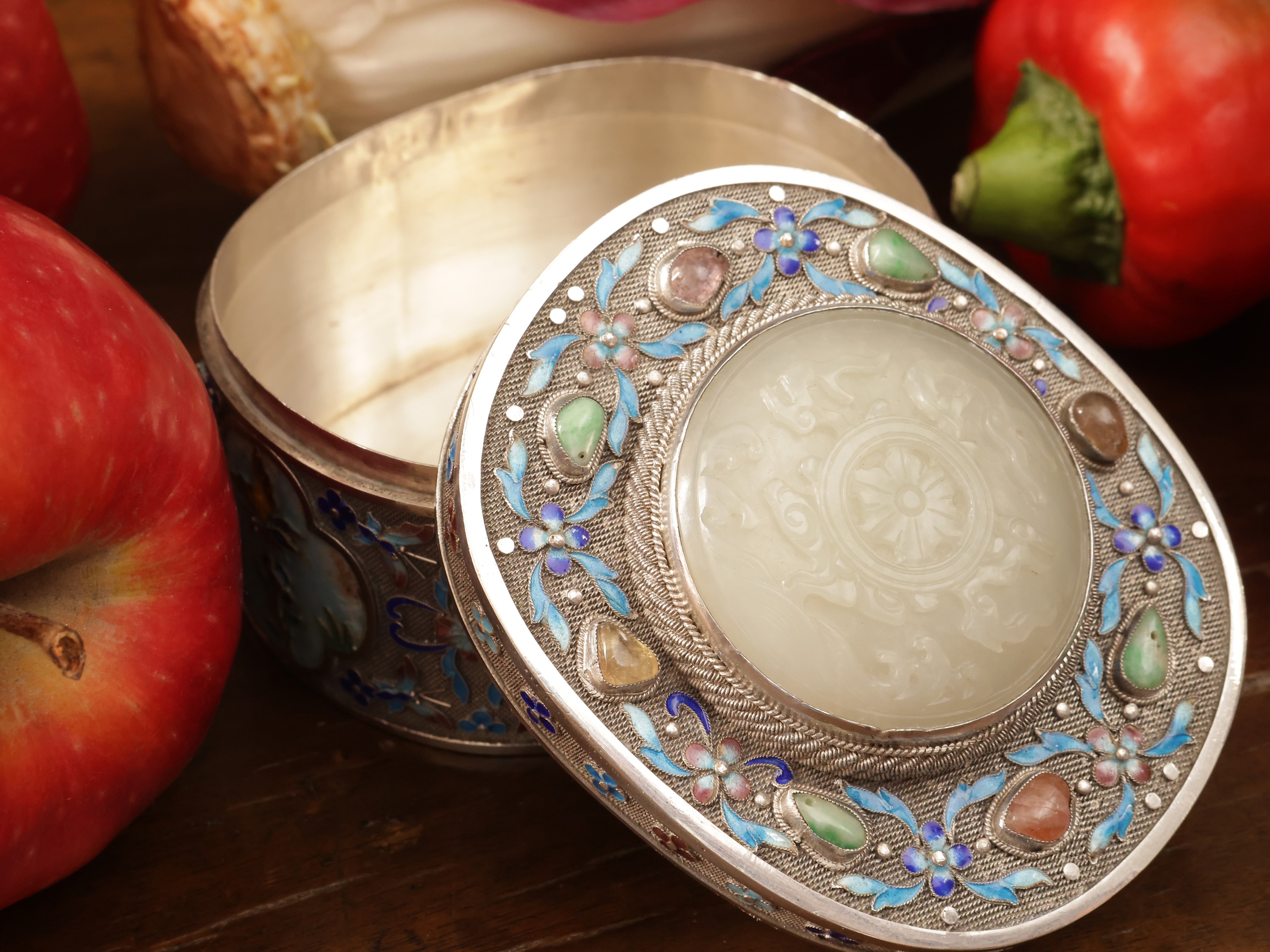 Scatola in argento, smalto cloisonné e cabochon in giada