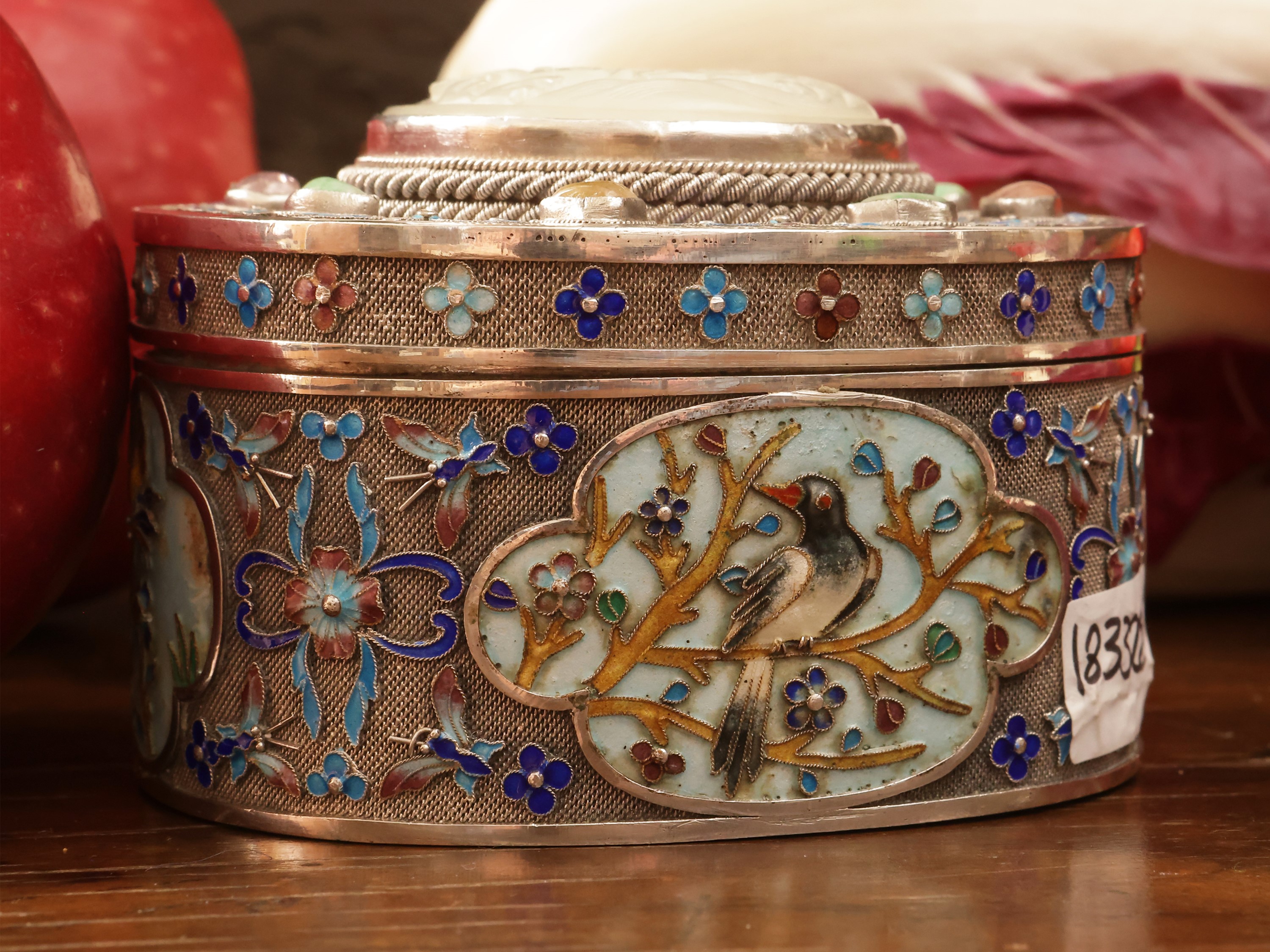 Scatola in argento, smalto cloisonné e cabochon in giada