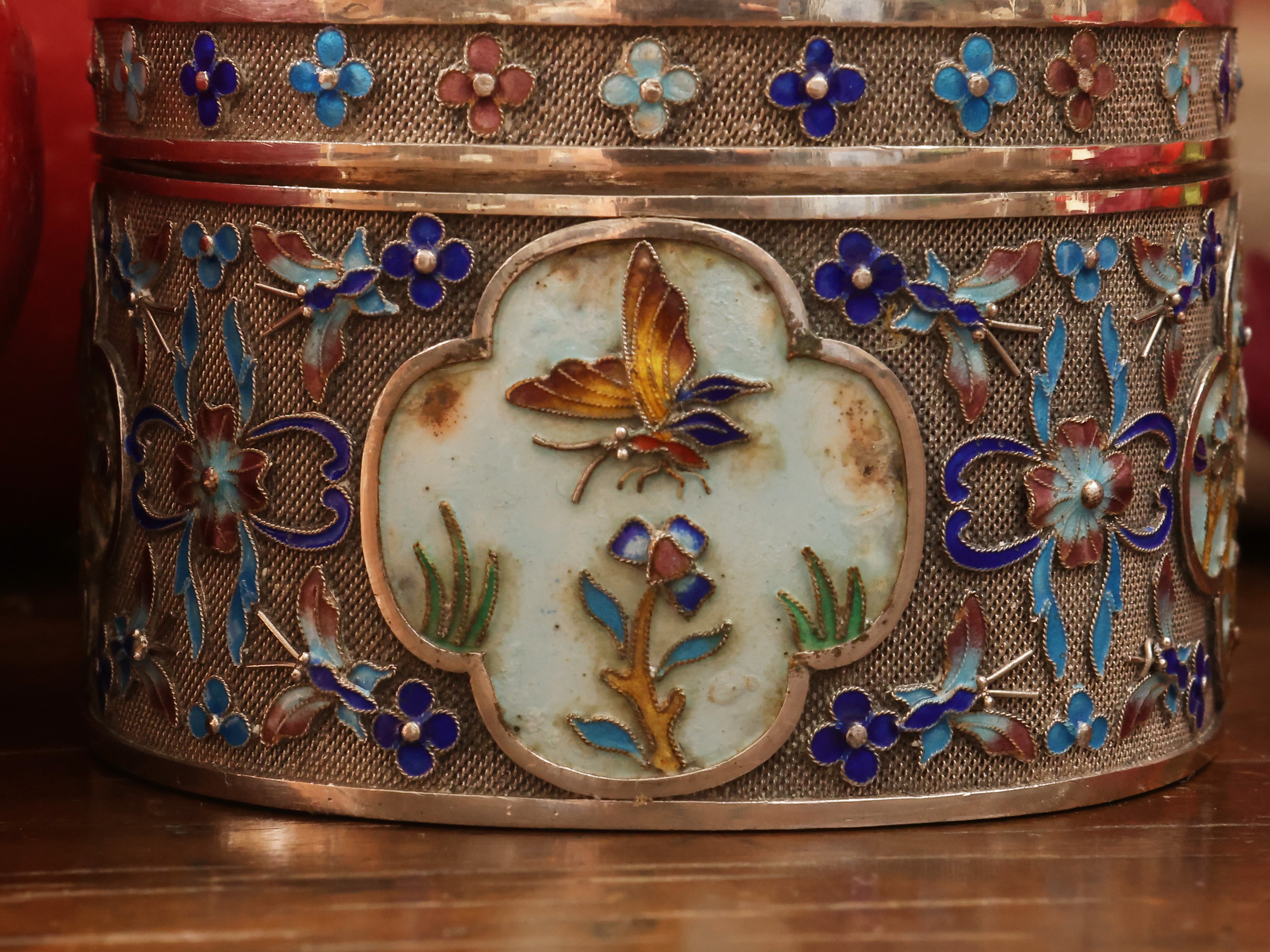 Scatola in argento, smalto cloisonné e cabochon in giada