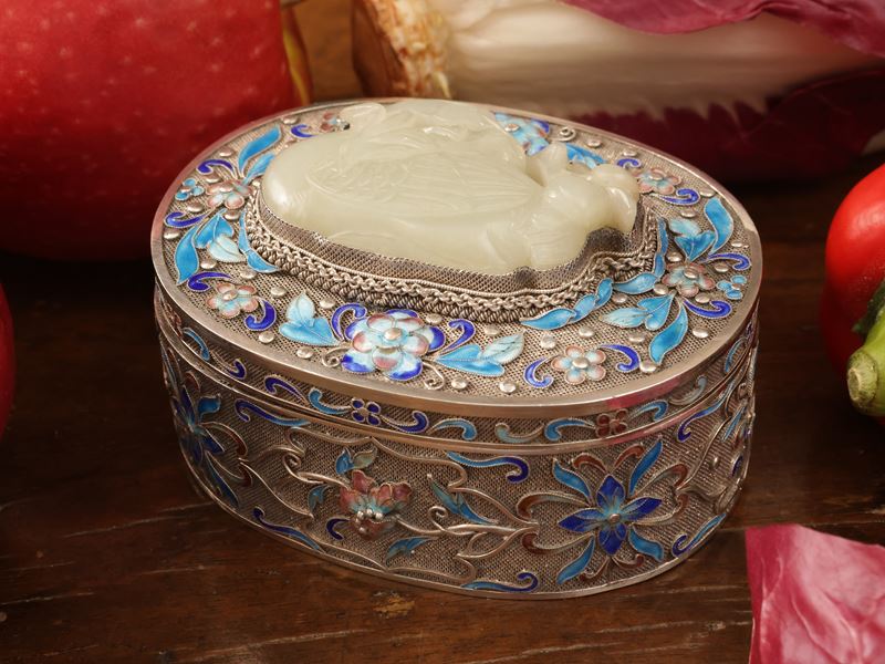 Scatola in argento, smalto cloisonné e cabochon in giada