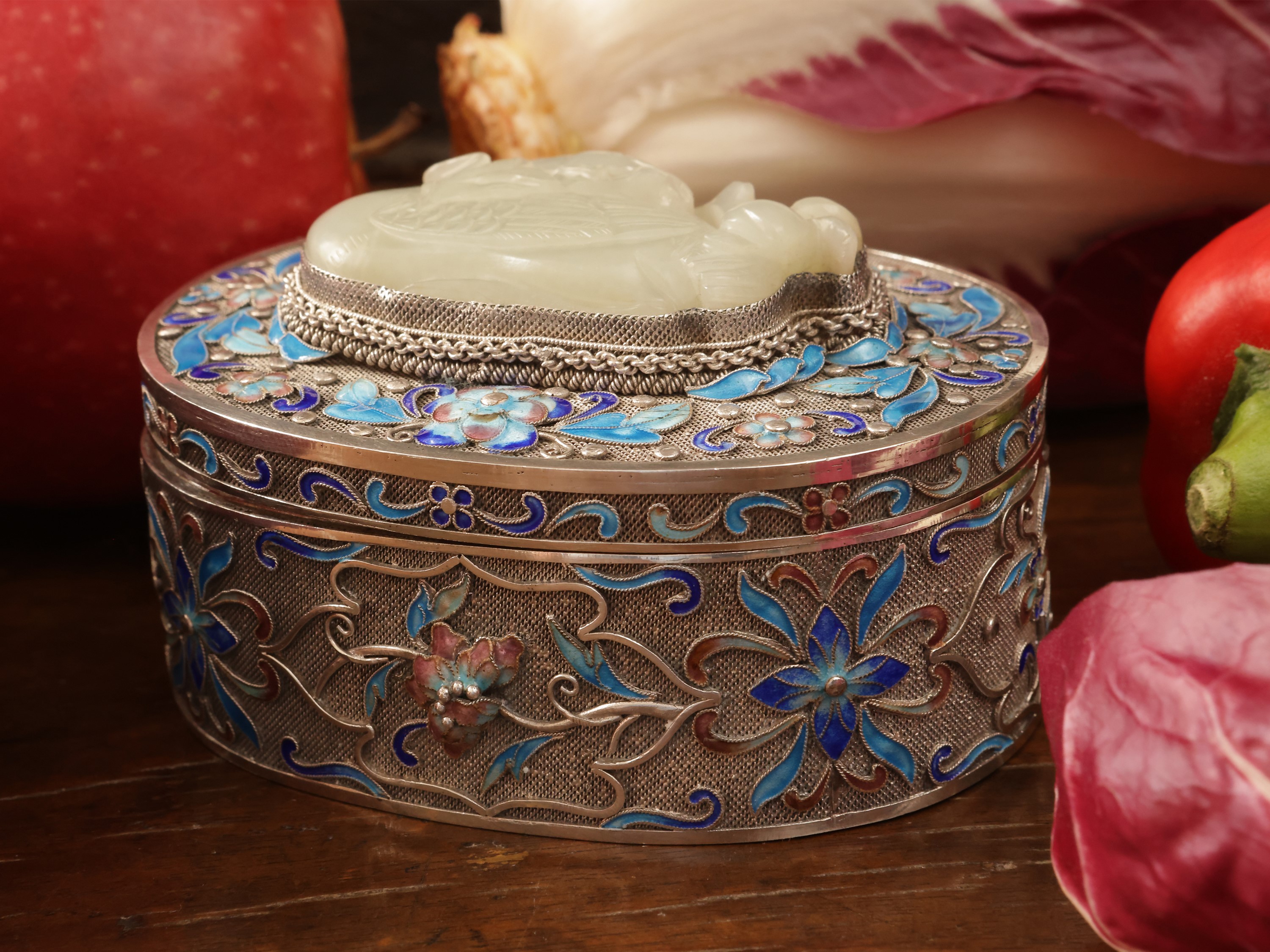 Scatola in argento, smalto cloisonné e cabochon in giada