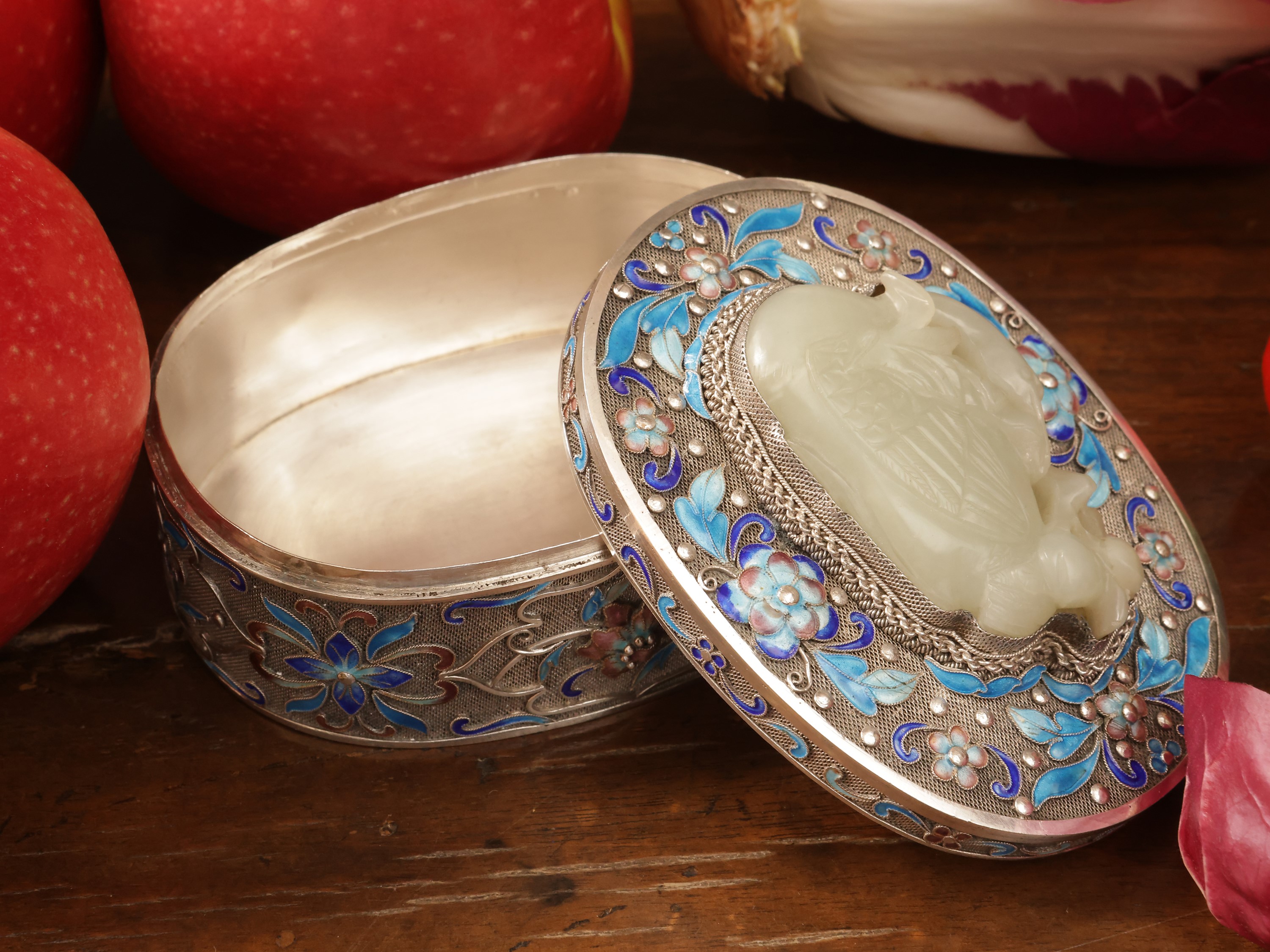 Scatola in argento, smalto cloisonné e cabochon in giada