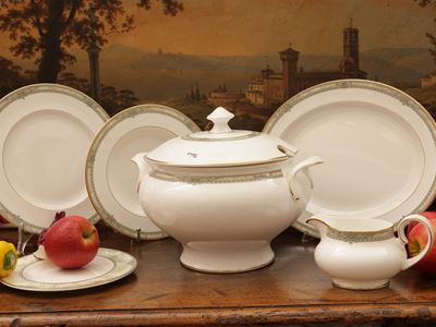 Servizio di piatti in porcellana avorio, Royal Doulton, composto da 24 piatti piani, 12 piatti fo...