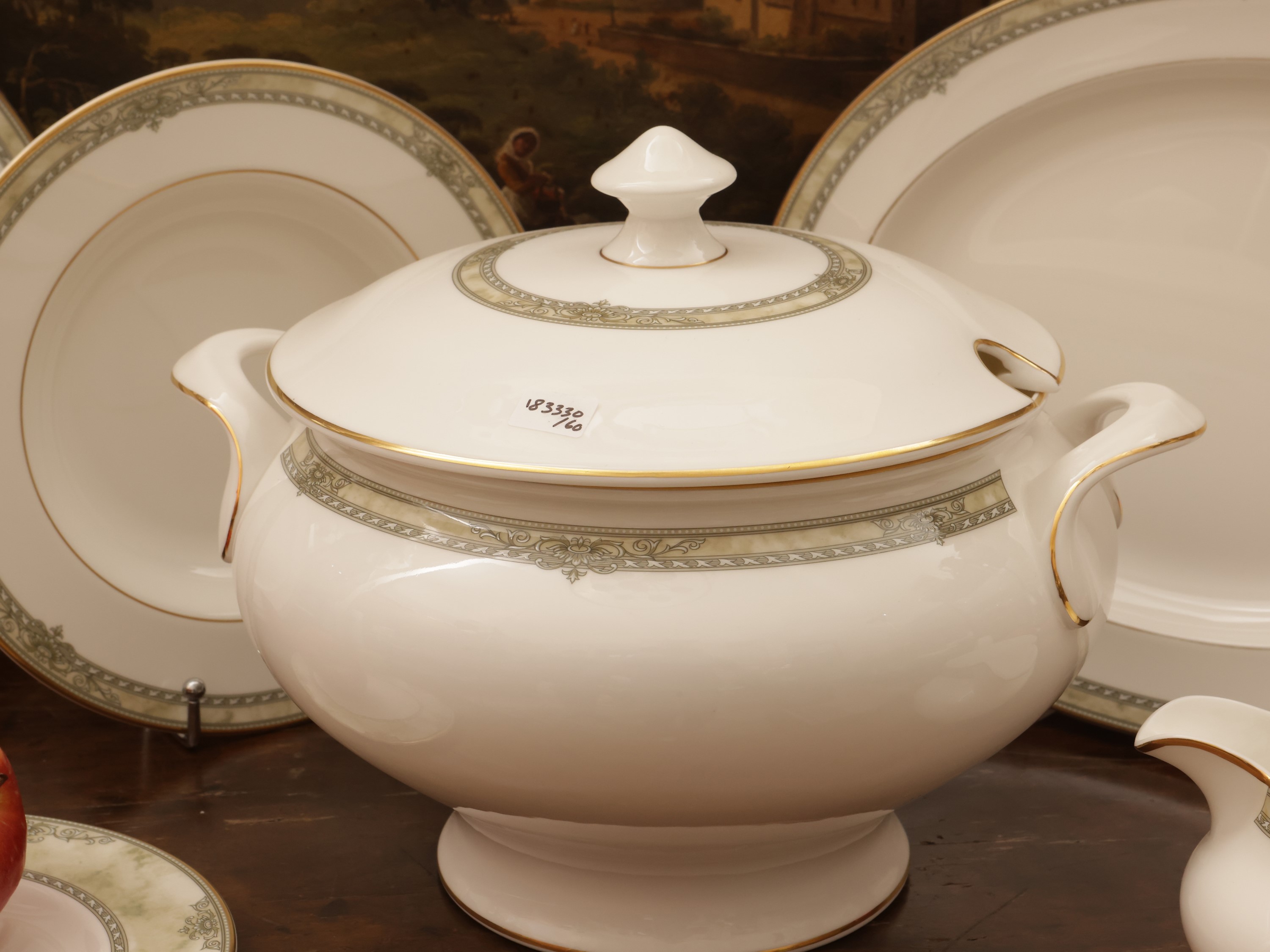 Servizio di piatti in porcellana avorio, Royal Doulton, composto da 24 piatti piani, 12 piatti fo...