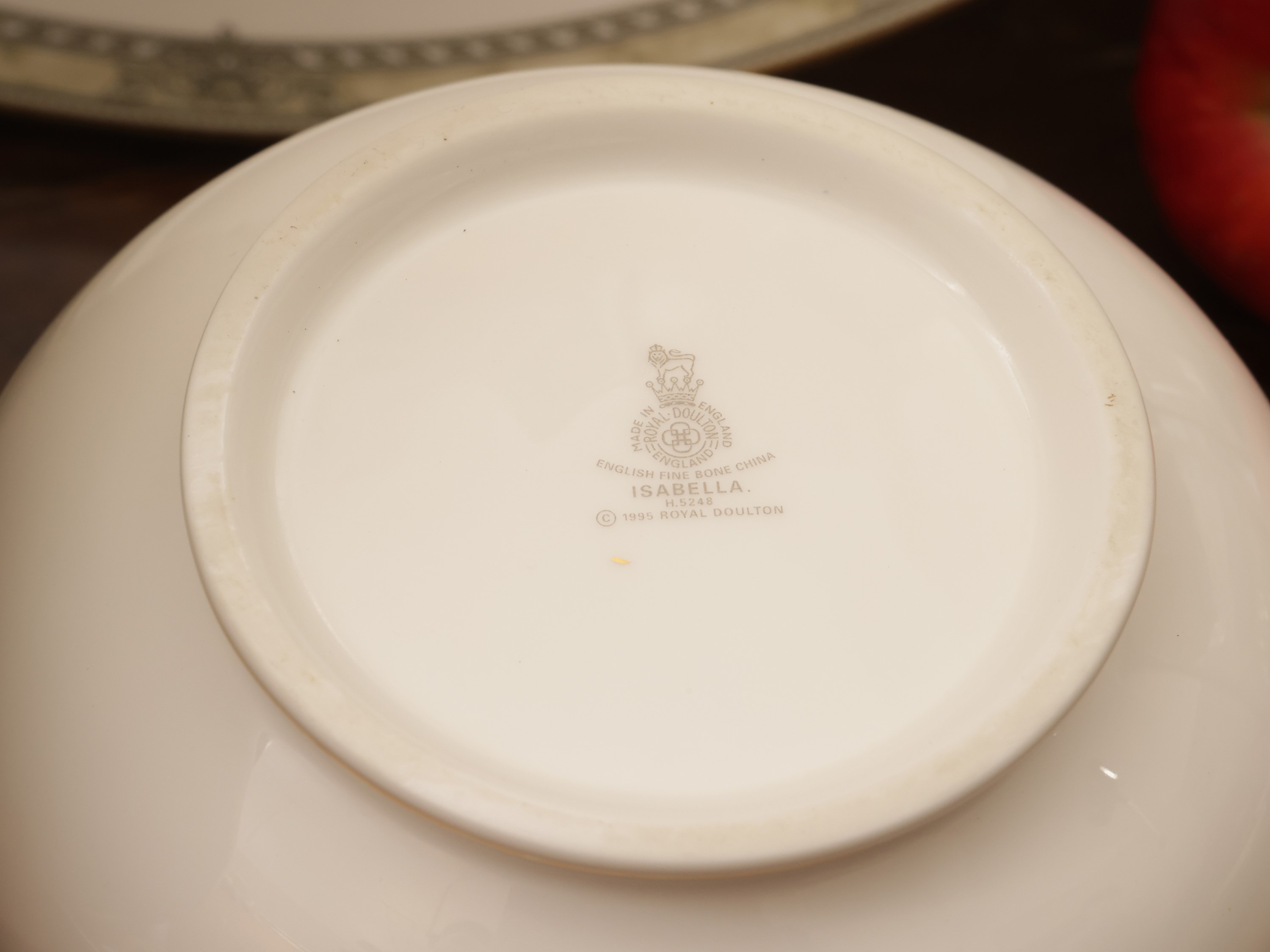 Servizio di piatti in porcellana avorio, Royal Doulton, composto da 24 piatti piani, 12 piatti fo...