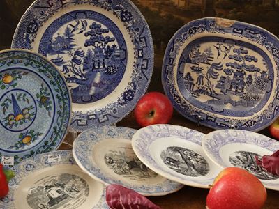 Terraglia d’epoca, piatti decorativi (set di sei), monocromia blu con decori a chinoiserie e scen...