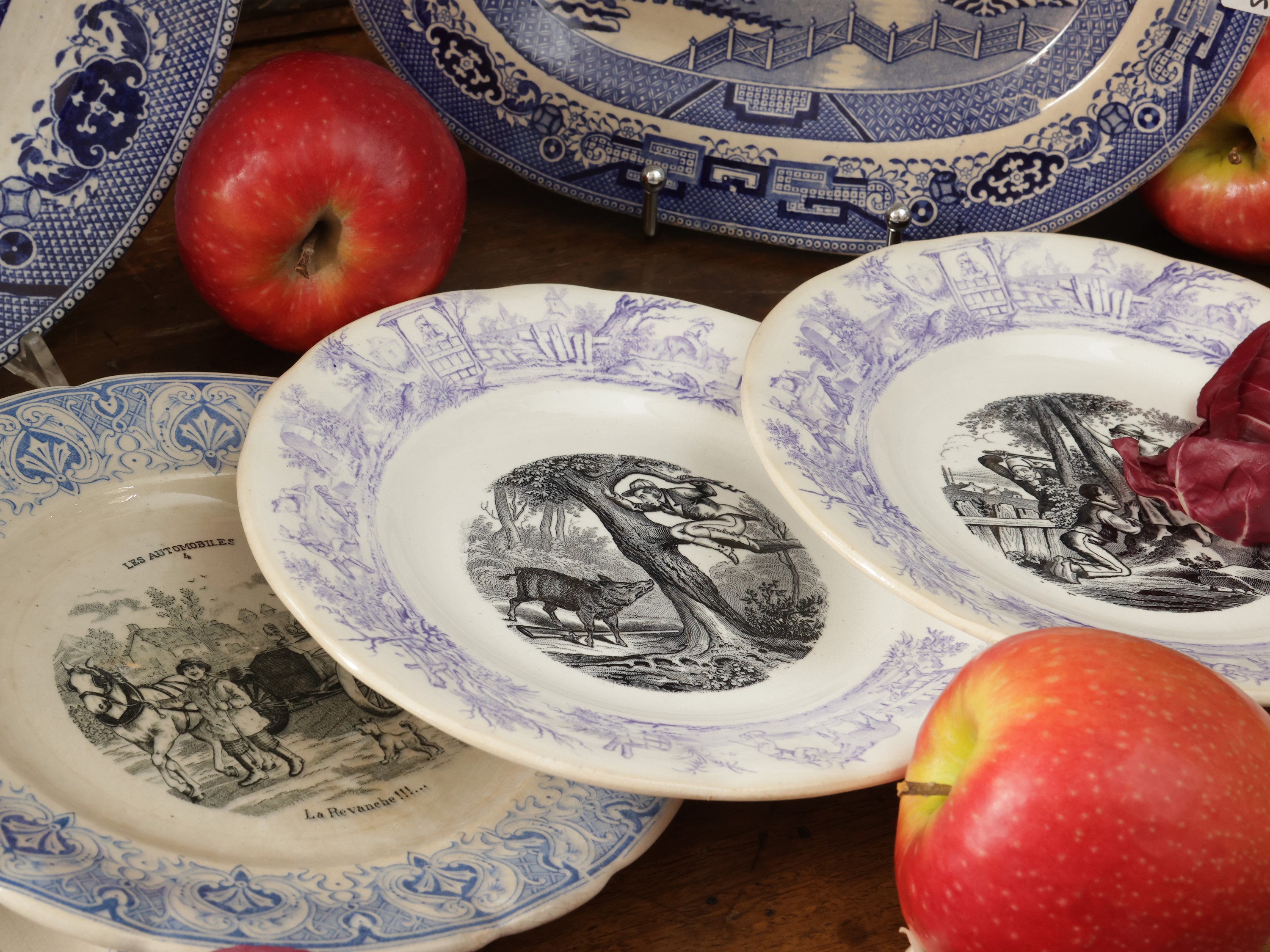 Piatti decorativi in terraglia inglese e ceramica smaltata, XIX/XX secolo