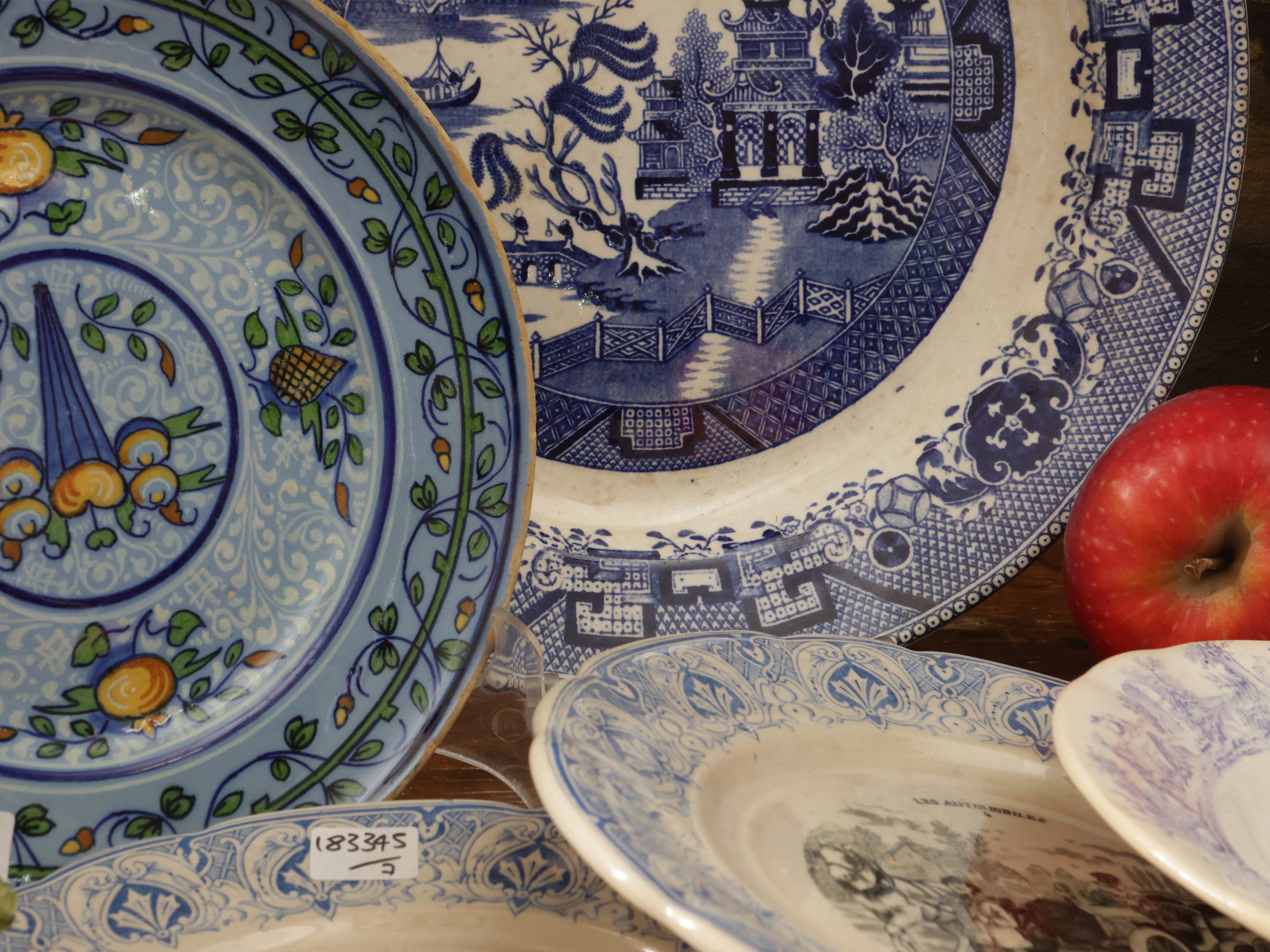 Piatti decorativi in terraglia inglese e ceramica smaltata, XIX/XX secolo