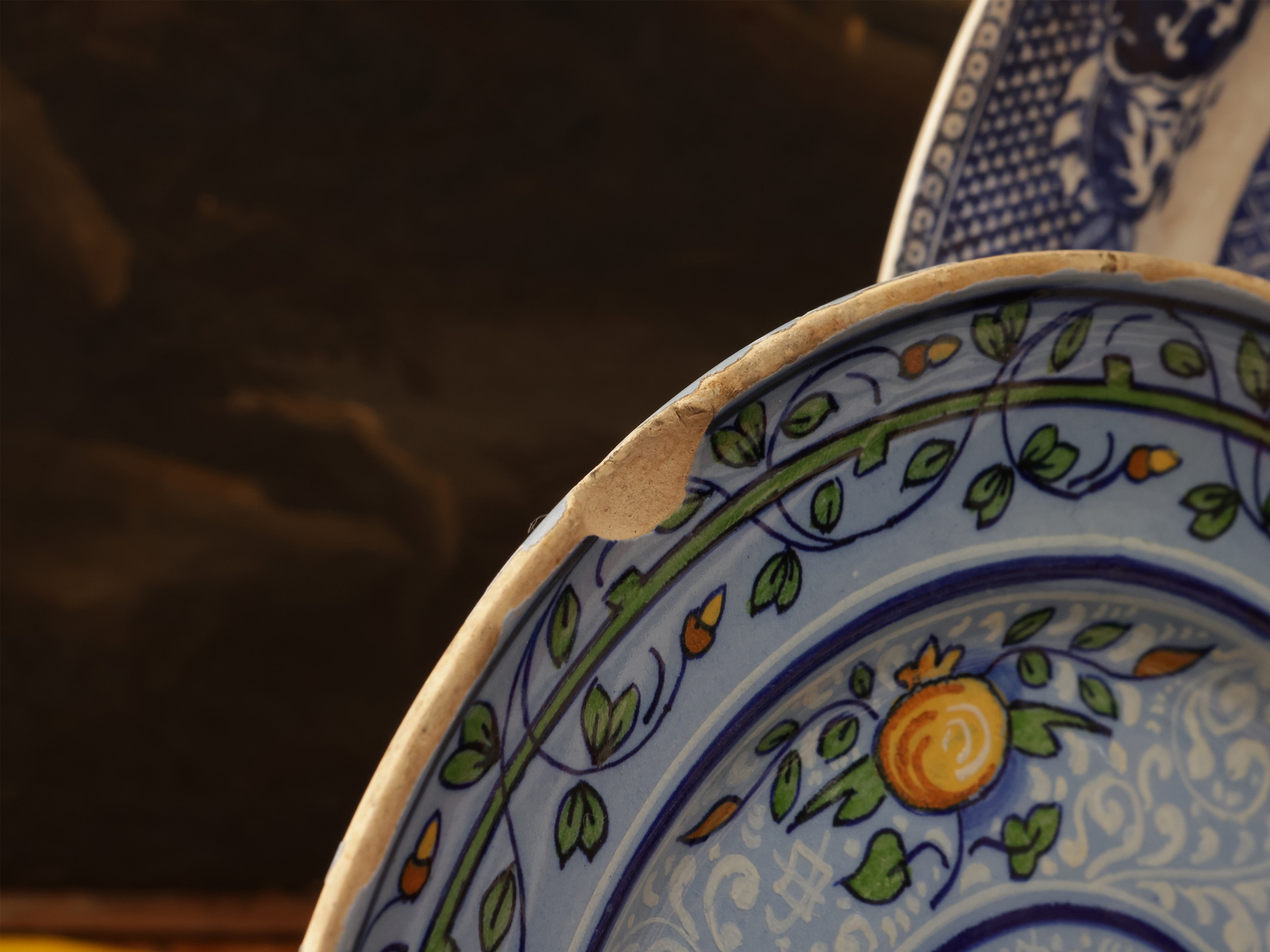 Piatti decorativi in terraglia inglese e ceramica smaltata, XIX/XX secolo