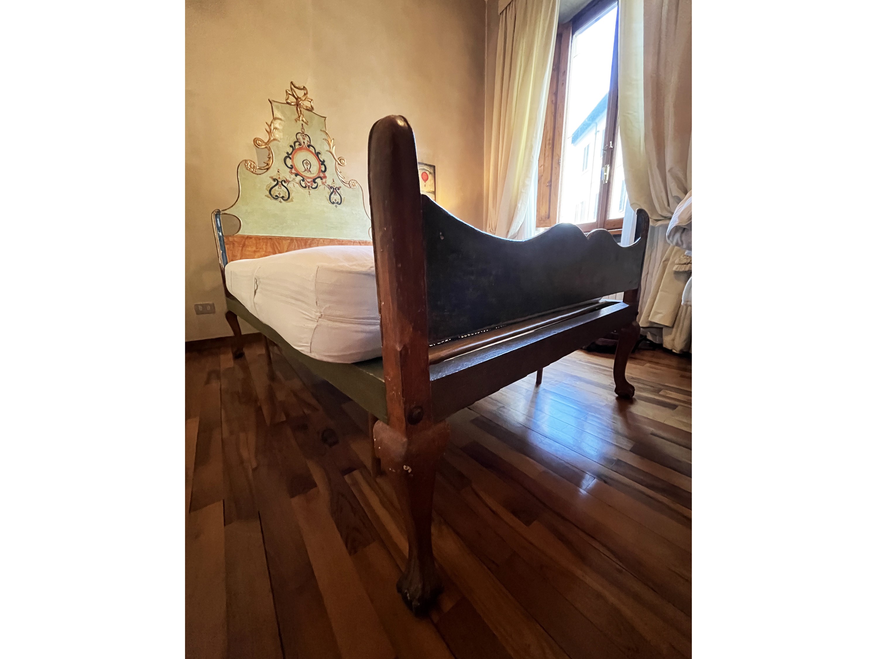 Letto in legno laccato verde acqua, stile settecentesco