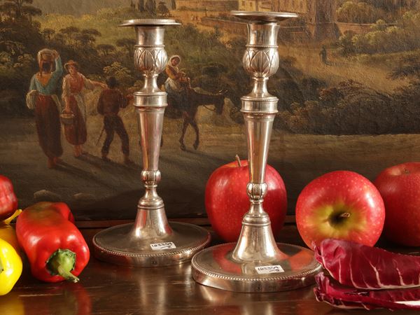 Coppia di candelieri in argento  (probabile area portoghese, XIX secolo)  - Asta Stile fiorentino - Maison Bibelot - Casa d'Aste Firenze - Milano