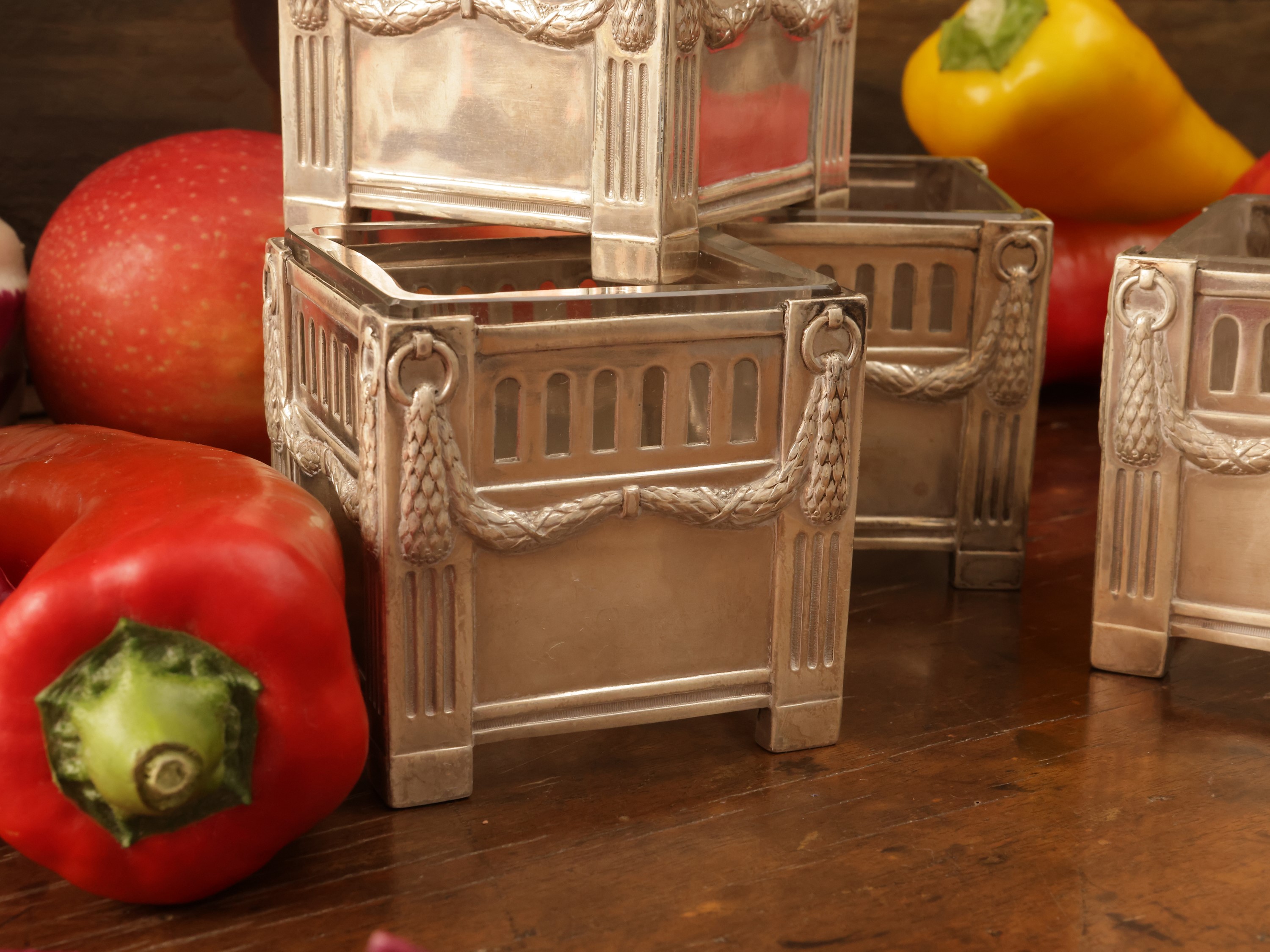 Serie di quattro fioriere da tavola in argento