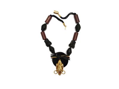 Ugo Correani, Collana etnica in resina nera e marrone con maschera in metallo dorato