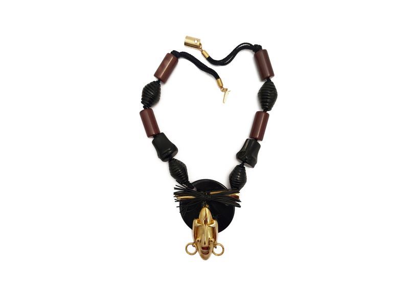 Ugo Correani, Collana etnica in resina nera e marrone con maschera in metallo dorato