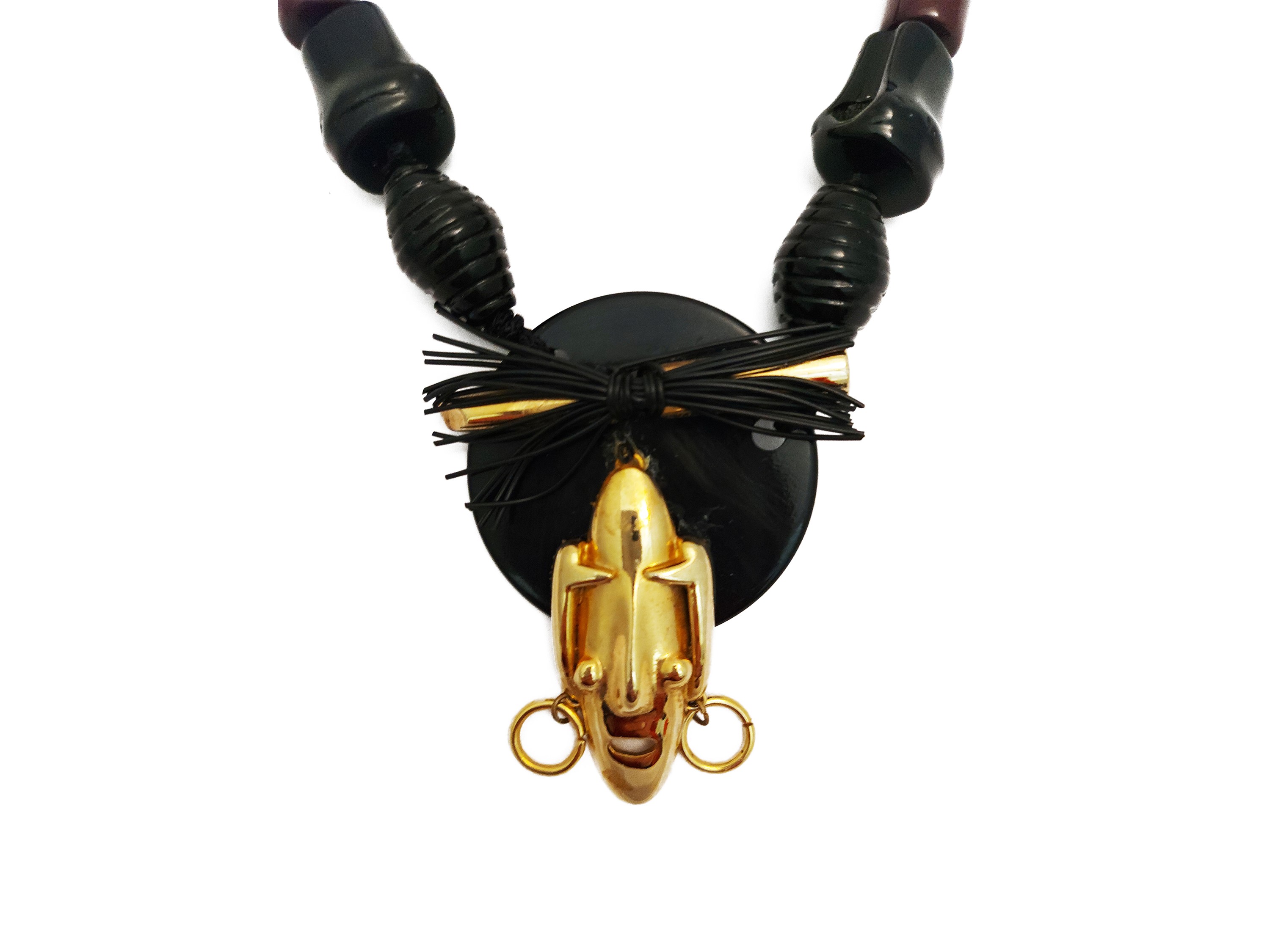 Ugo Correani, Collana etnica in resina nera e marrone con maschera in metallo dorato