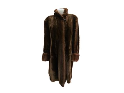 Cappotto in pelliccia di castoro marrone con dettagli in visone