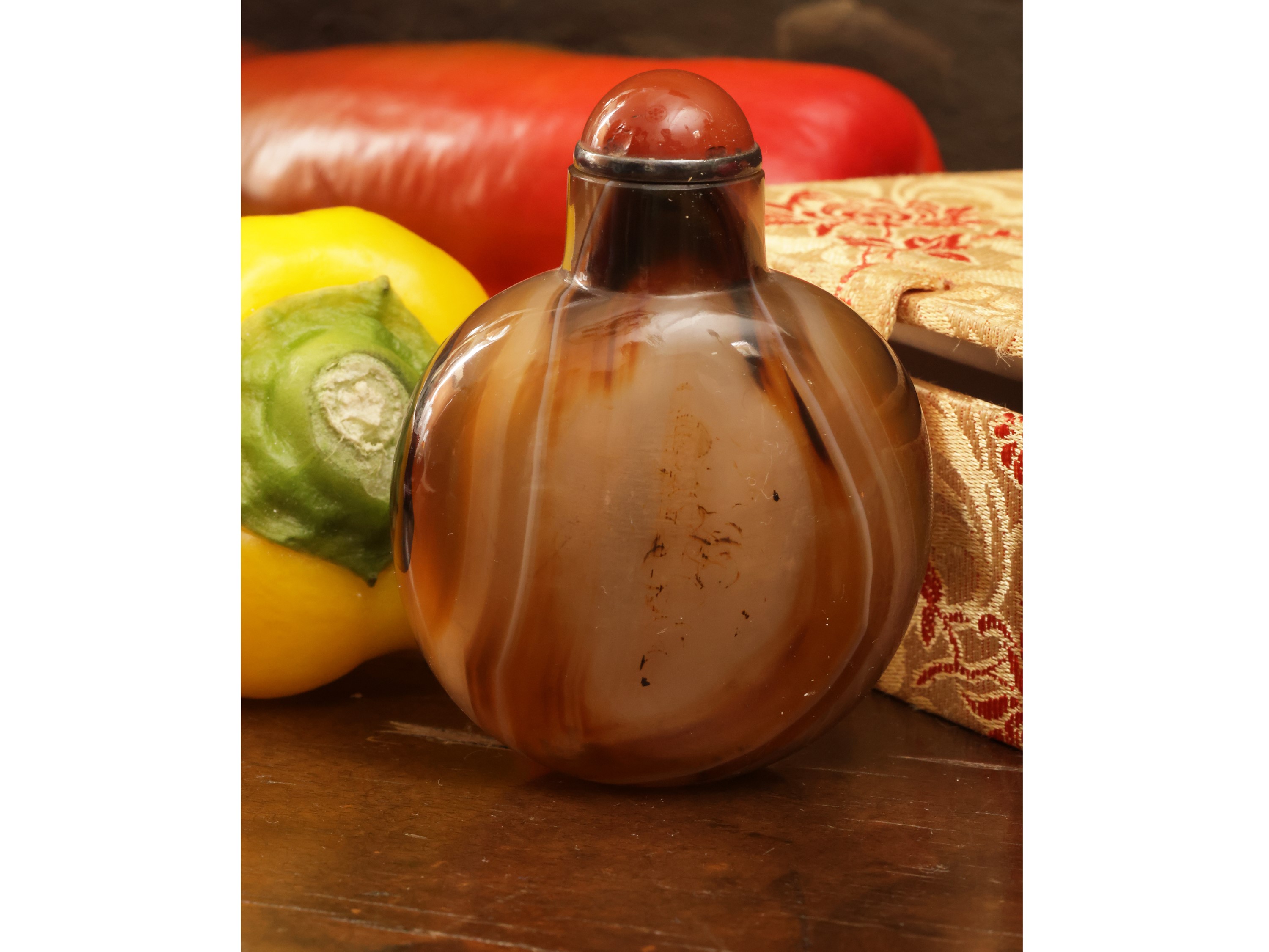 Collezione di Tre Snuff Bottle in Pietra Dura, Lacca Nera e Porcellana Cinese