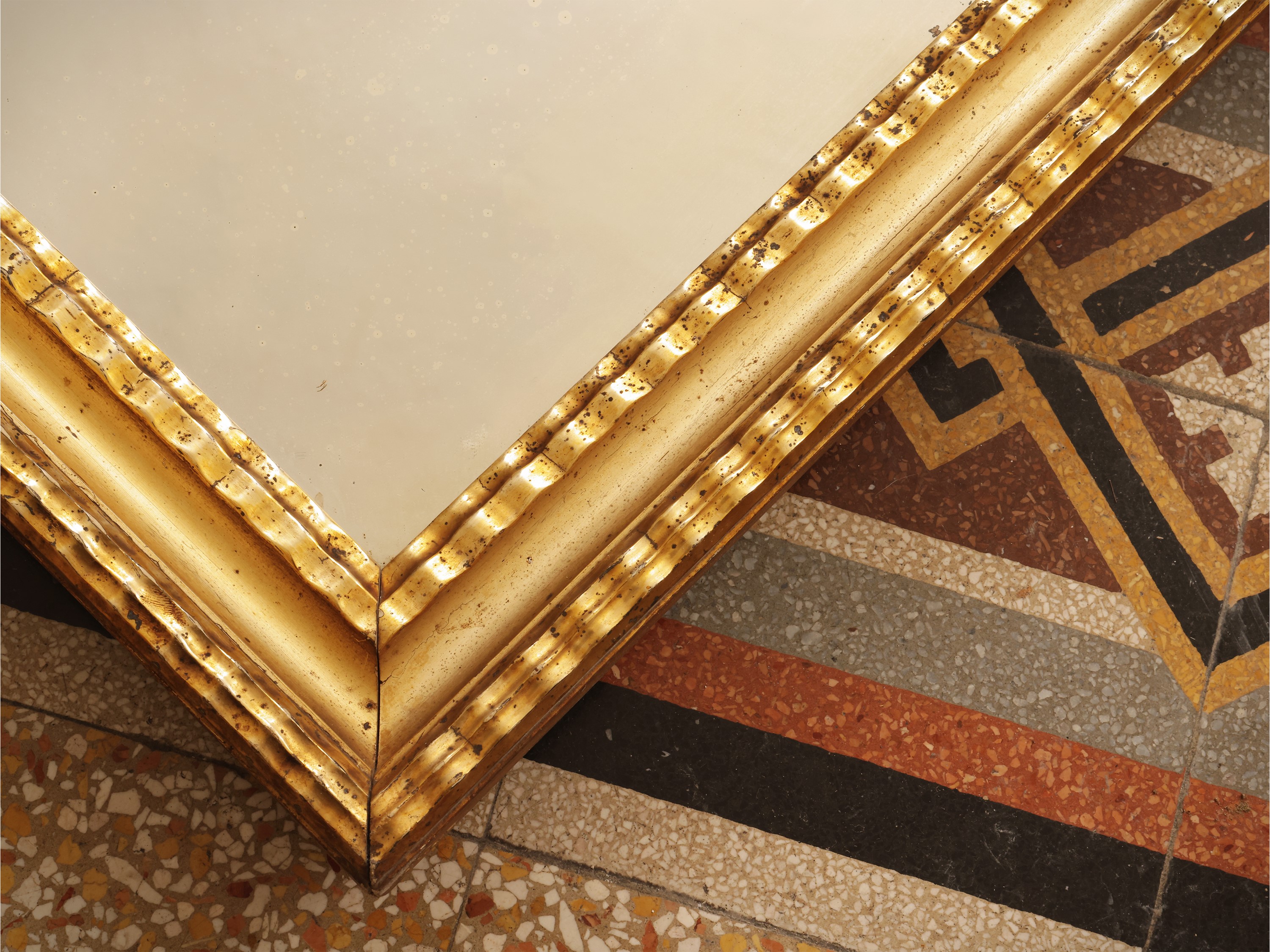 Specchiera con cornice in legno e pastiglia dorata, cm 103x63