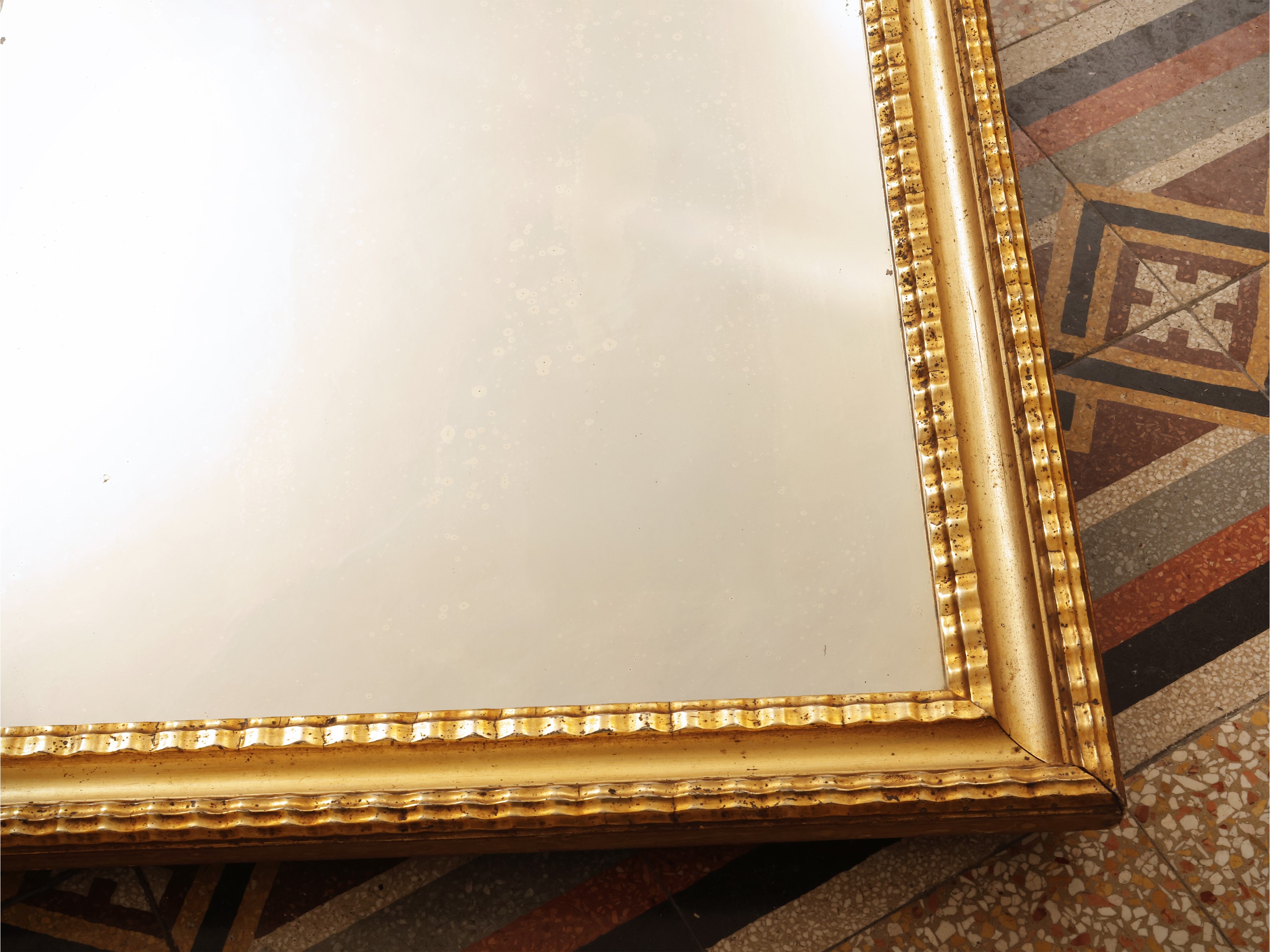 Specchiera con cornice in legno e pastiglia dorata, cm 103x63