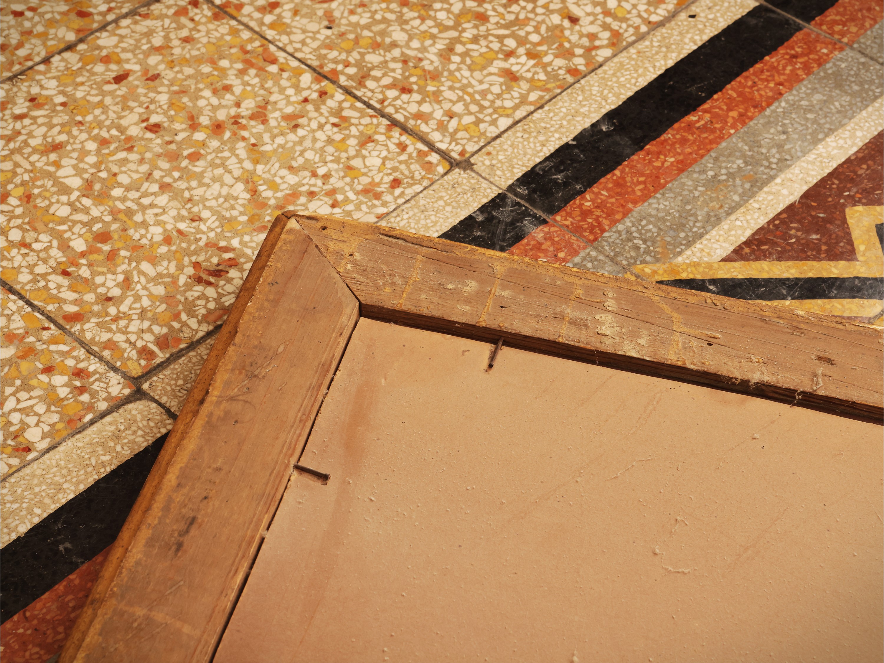 Specchiera con cornice in legno e pastiglia dorata, cm 103x63