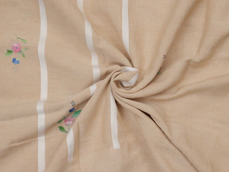 Copriletto in lino beige ricamato con motivi floreali policromi