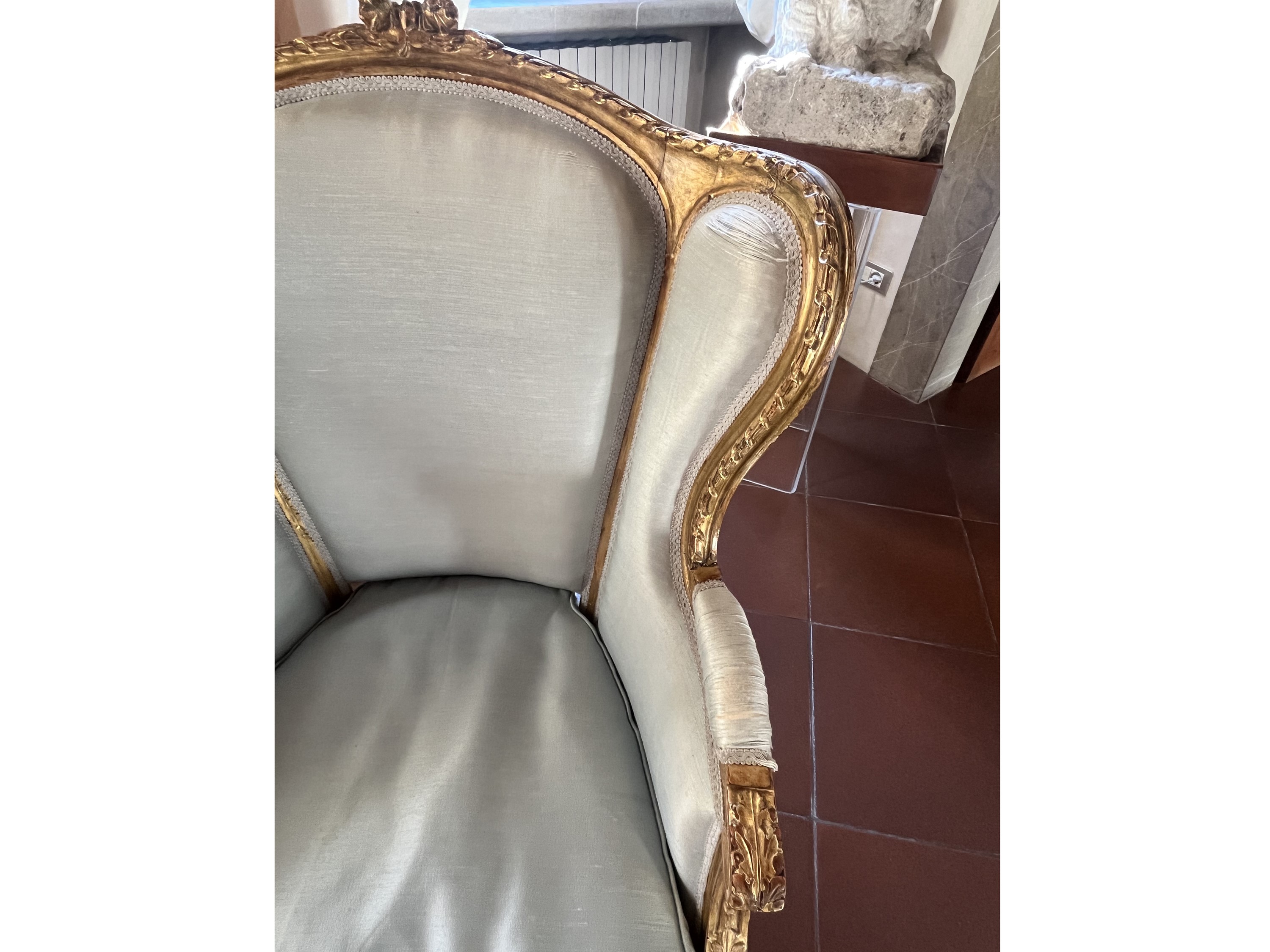 Poltrona bergère imbottita, velluto celeste polvere con bordura frangiata
