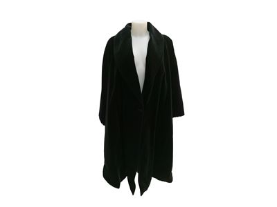 Gucci, Mantella in velluto nero con collo a scialle e maniche a pipistrello