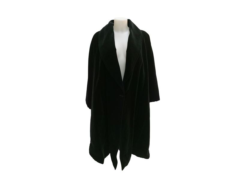 Gucci, Mantella in velluto nero con collo a scialle e maniche a pipistrello