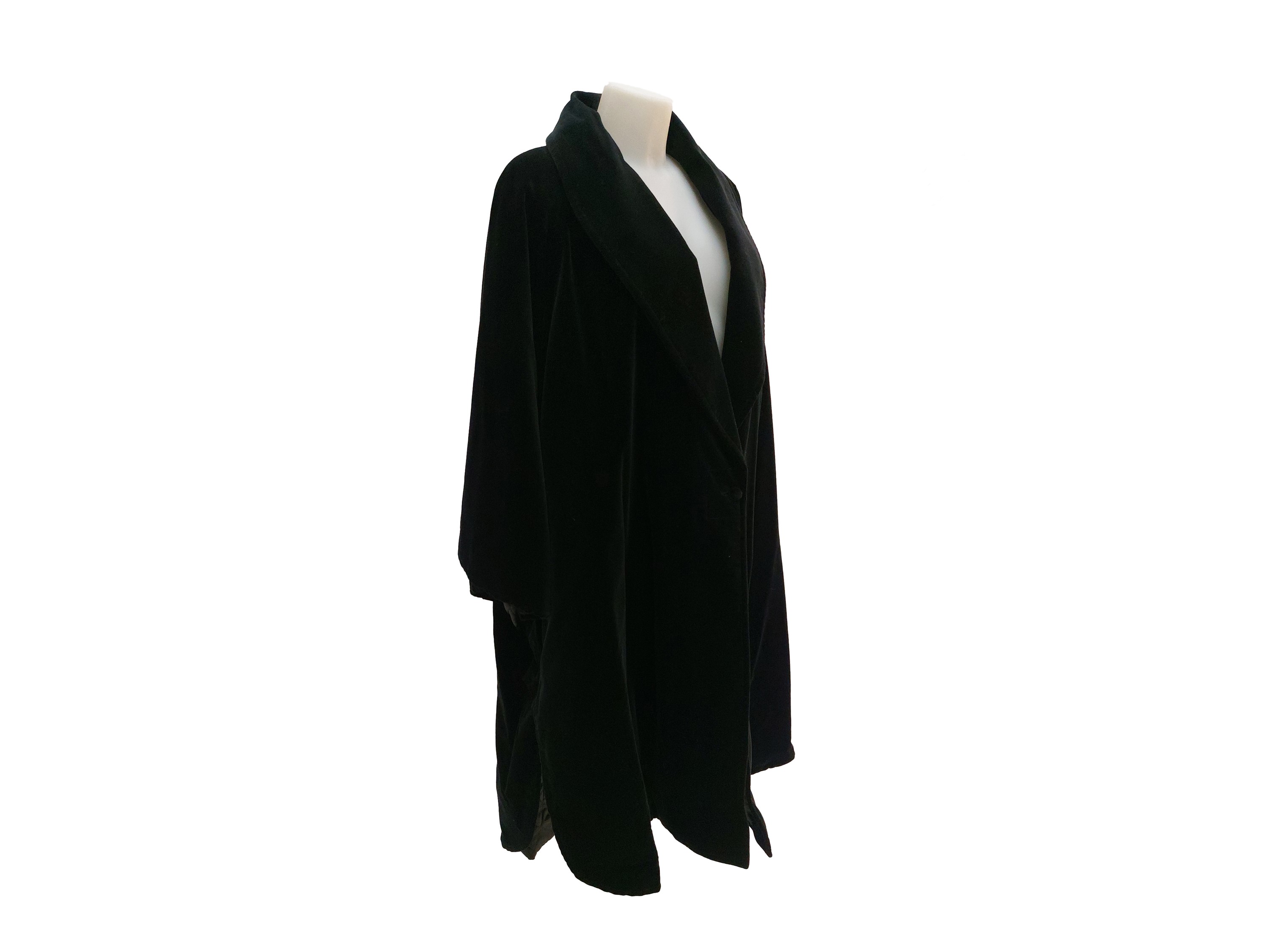 Gucci, Mantella in velluto nero con collo a scialle e maniche a pipistrello