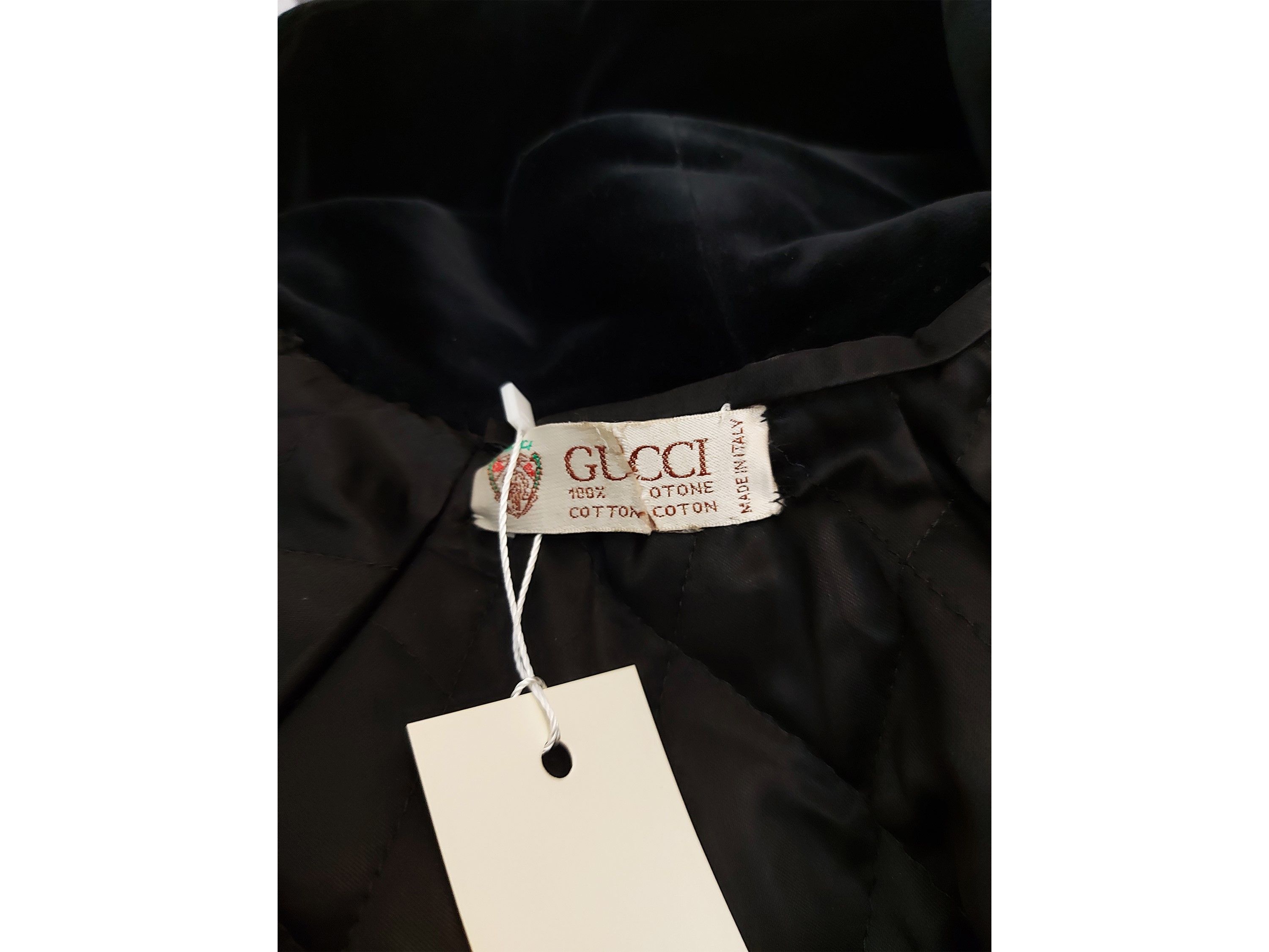 Gucci, Mantella in velluto nero con collo a scialle e maniche a pipistrello
