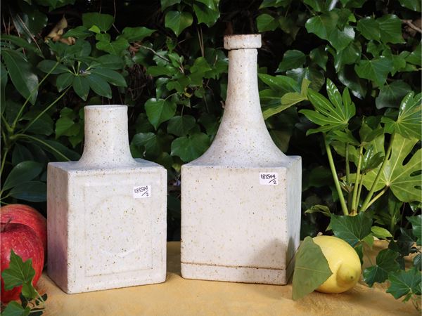Due bottiglie in gres smaltato bianco