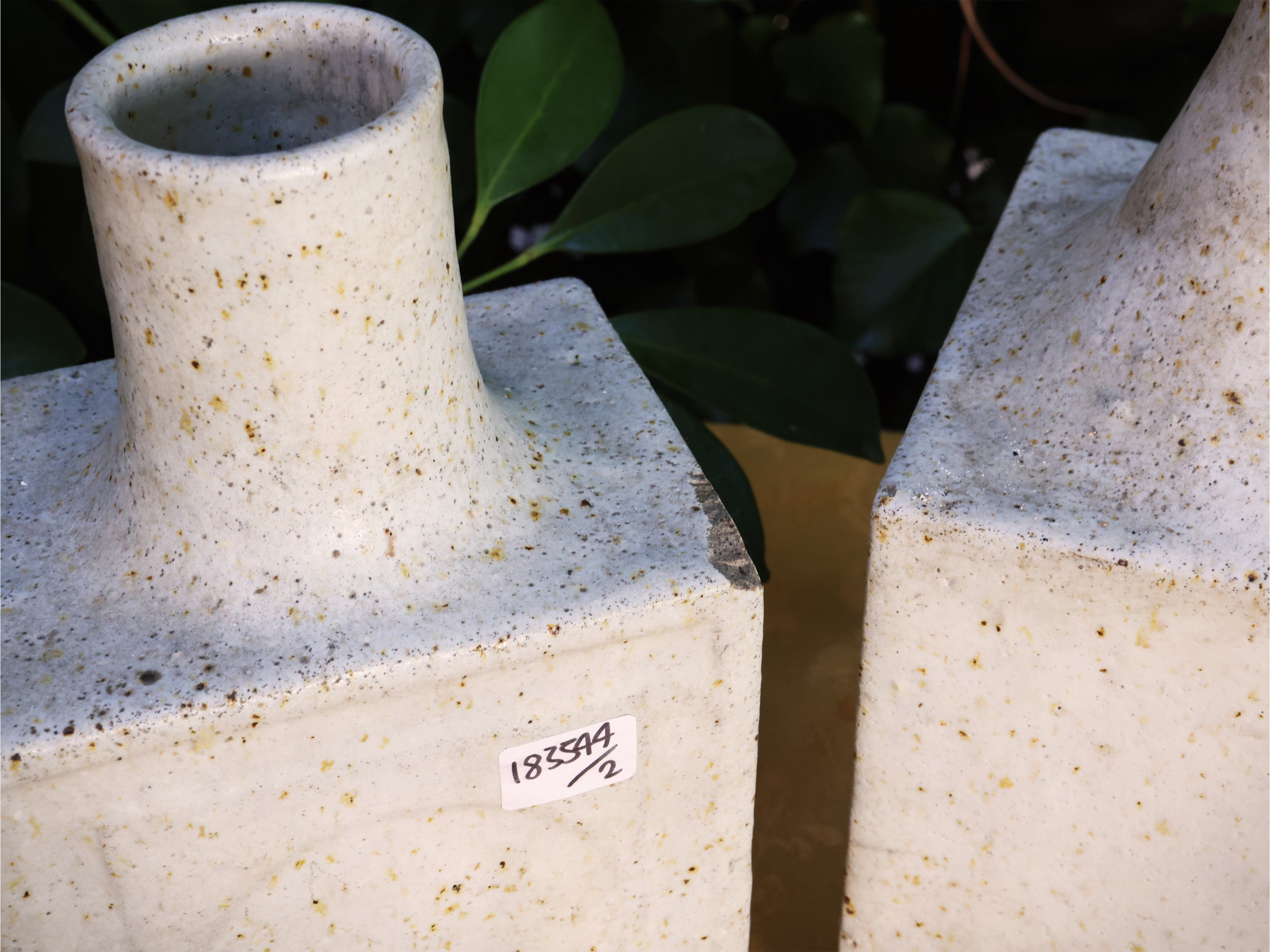 Bruno Gambone - Due bottiglie in gres smaltato bianco con tappi