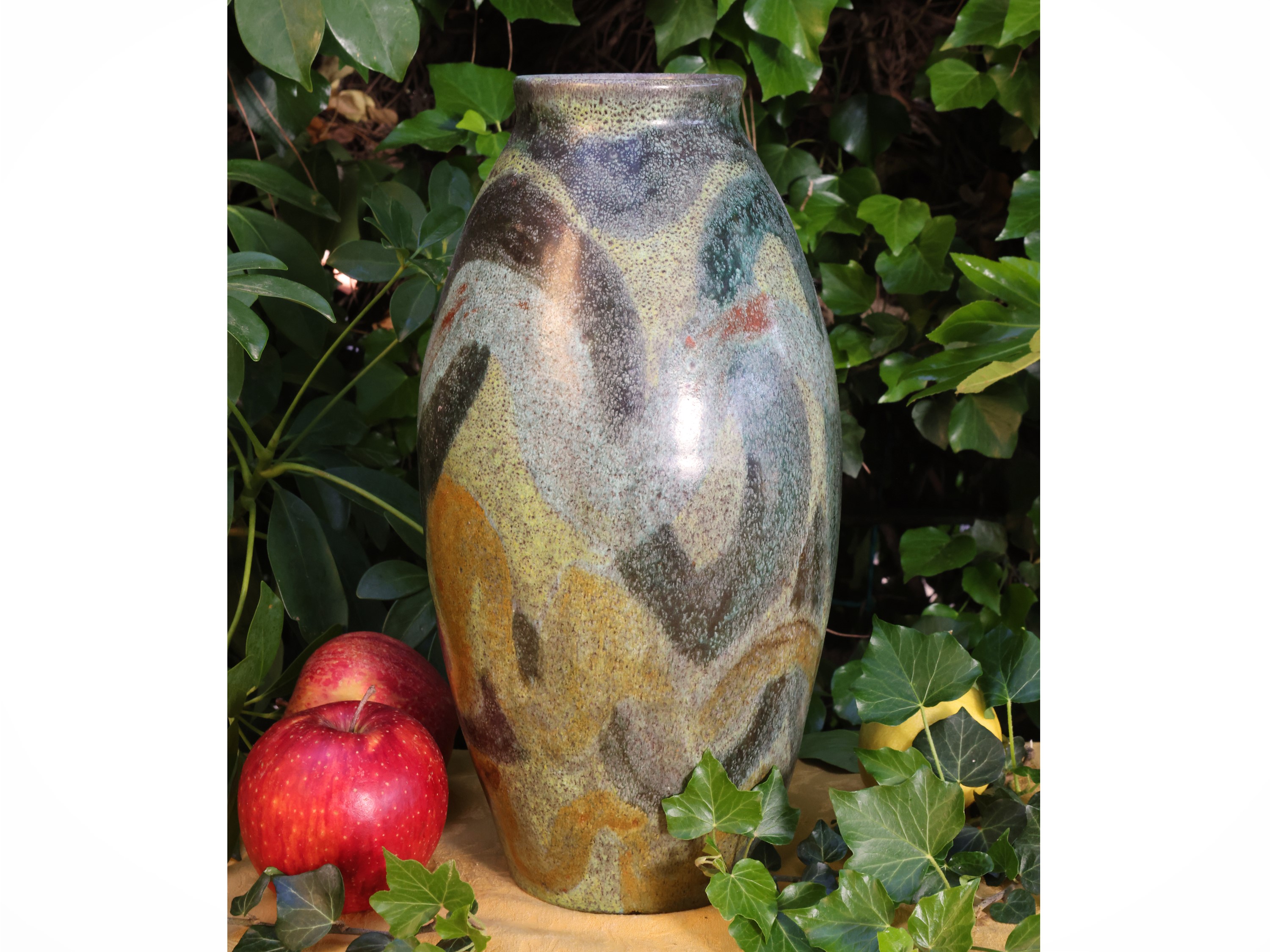 Vaso in ceramica smaltata, marchio sotto la base