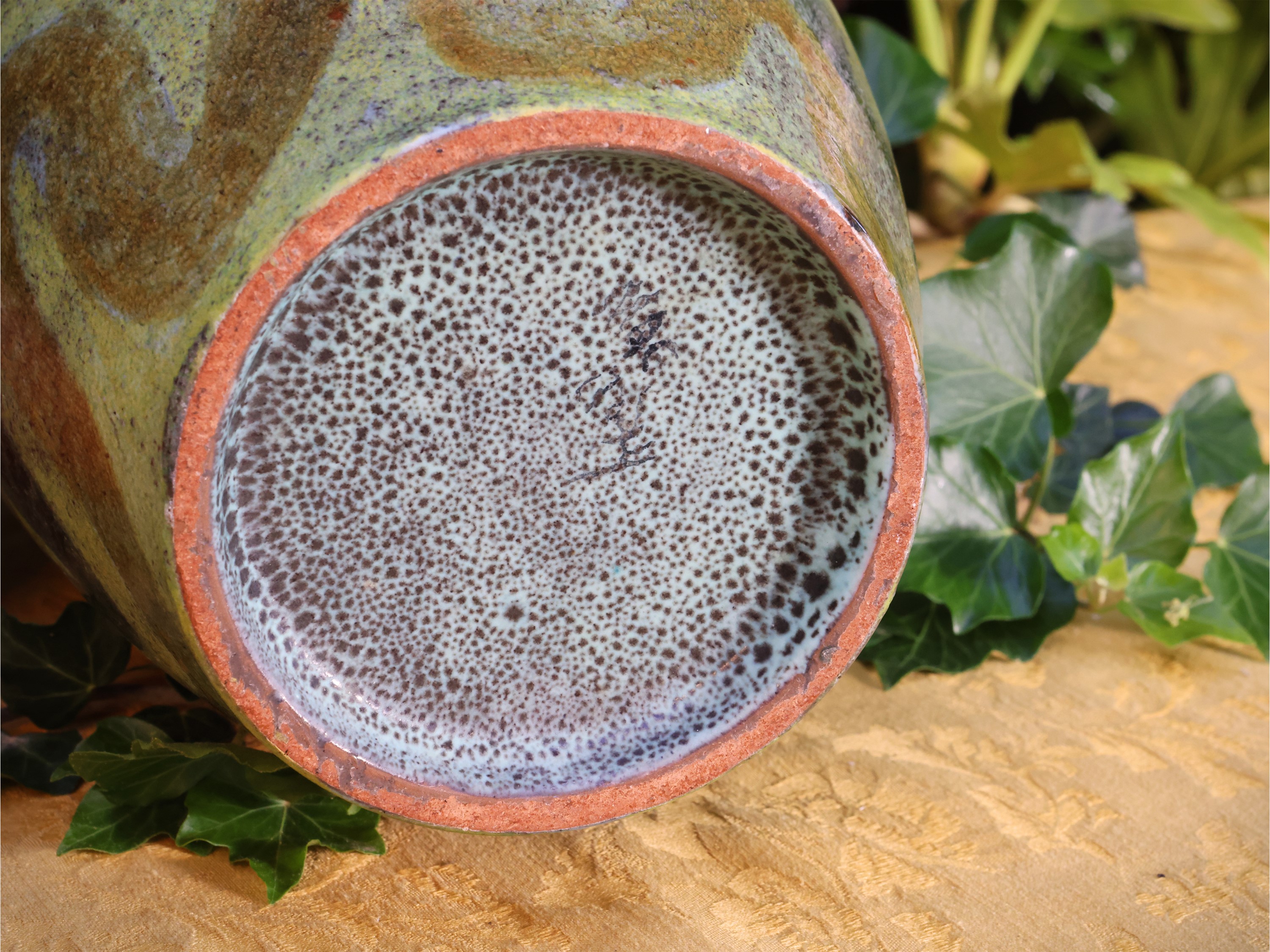 Vaso in ceramica smaltata, marchio sotto la base