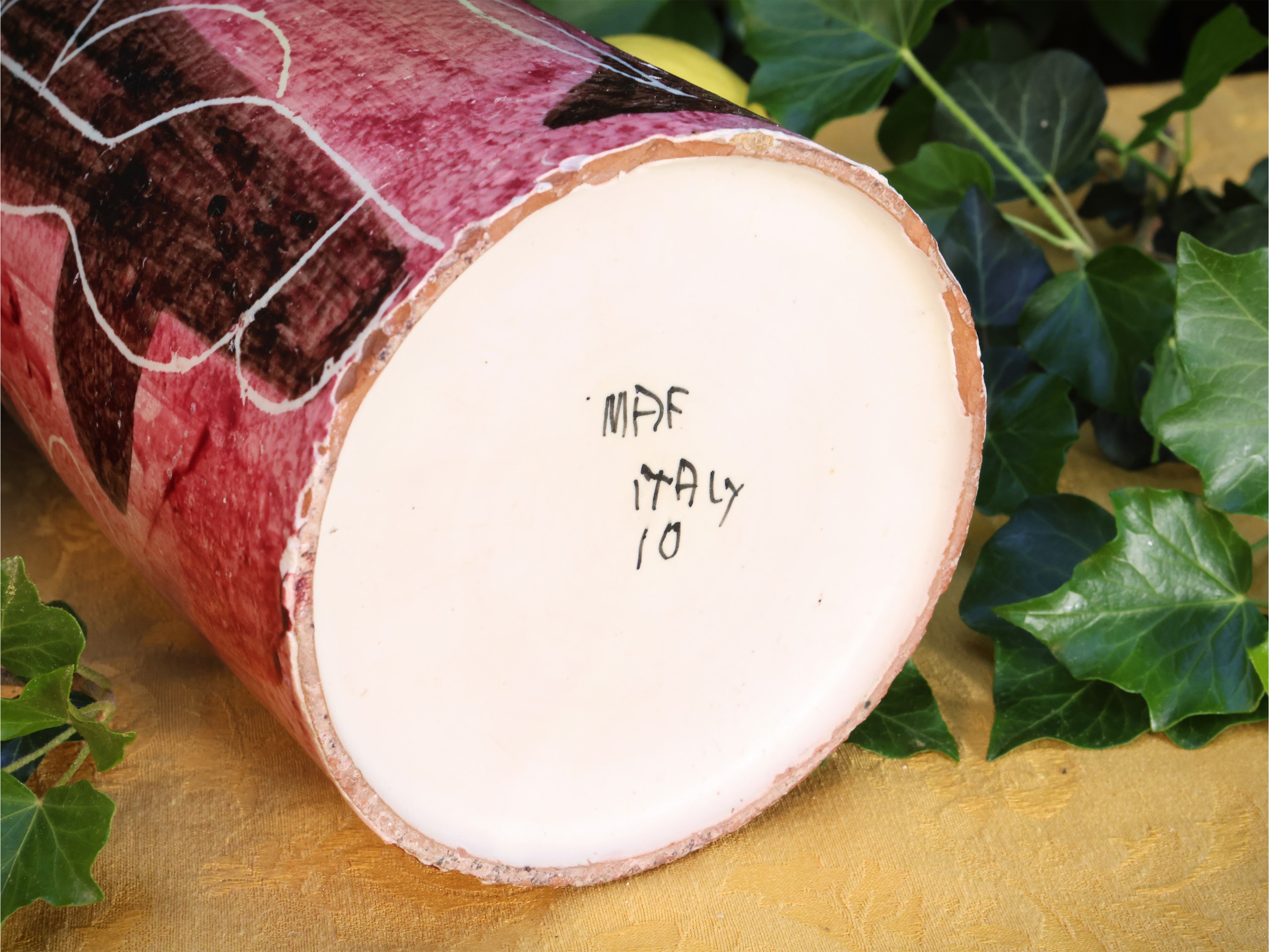 Vaso in ceramica smaltata, decorazione astratta e marchio alla base