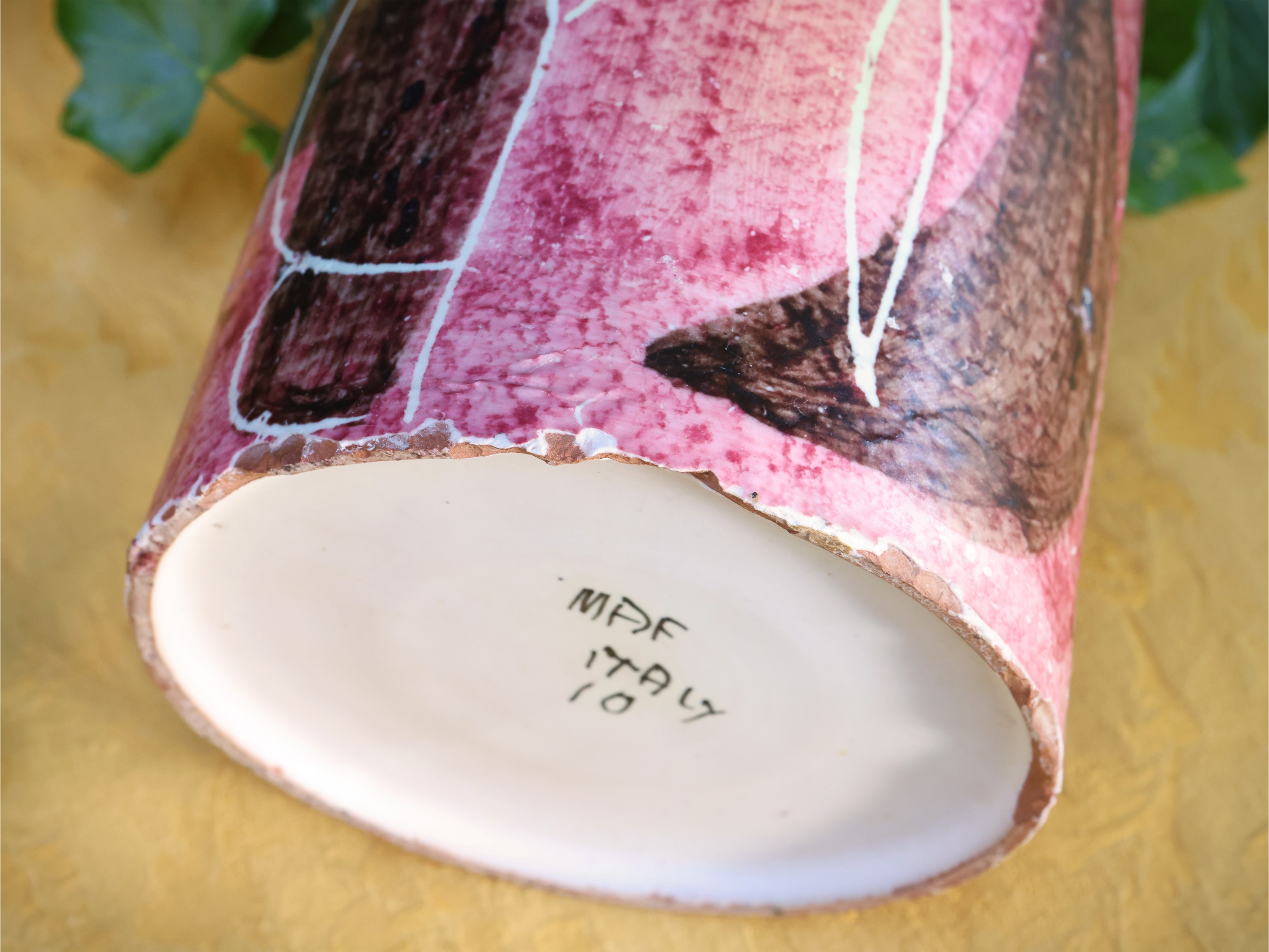 Vaso in ceramica smaltata, decorazione astratta e marchio alla base