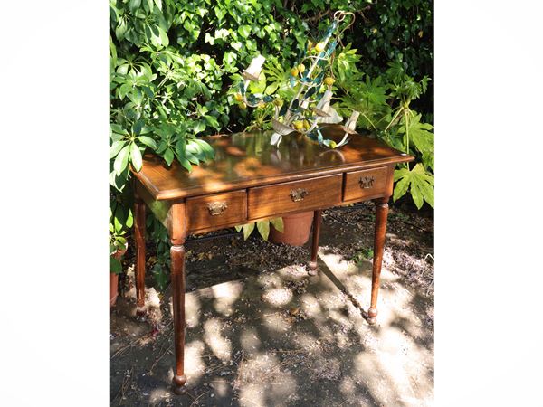 Desk in soft wood