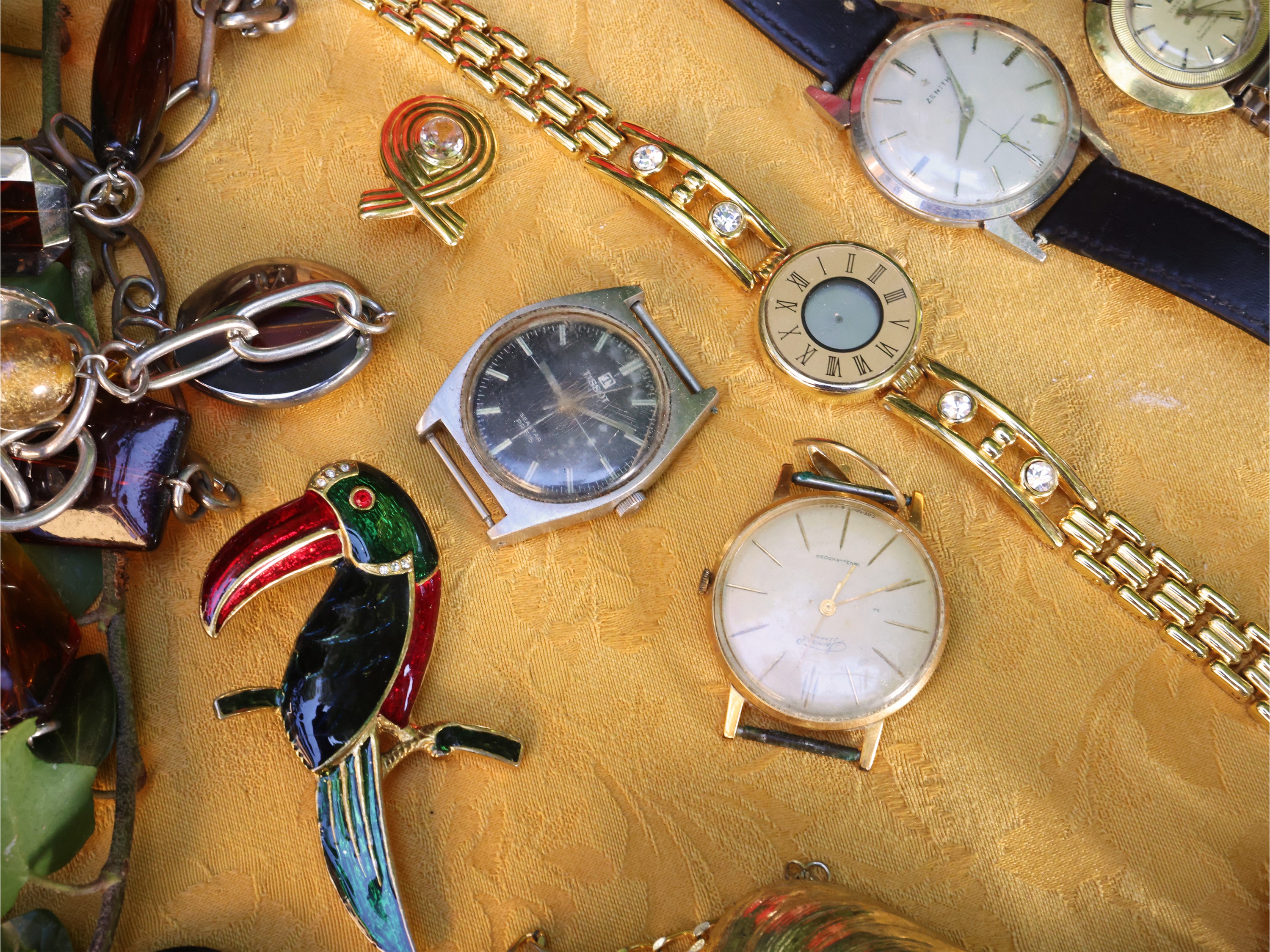 Miscellanea di bijoux, tra cui orologi, collane, bracciali, pendenti e spille