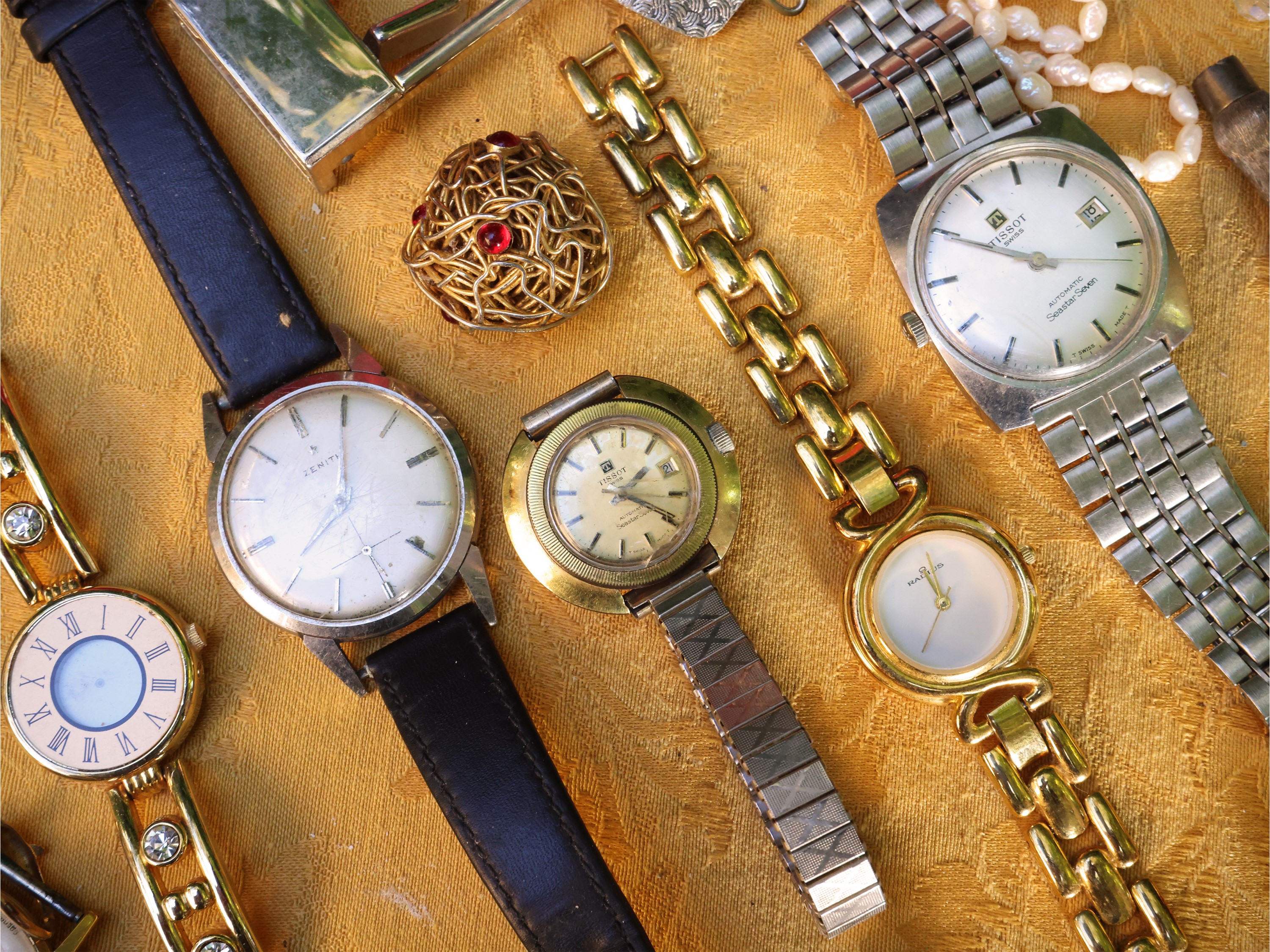 Miscellanea di bijoux, tra cui orologi, collane, bracciali, pendenti e spille
