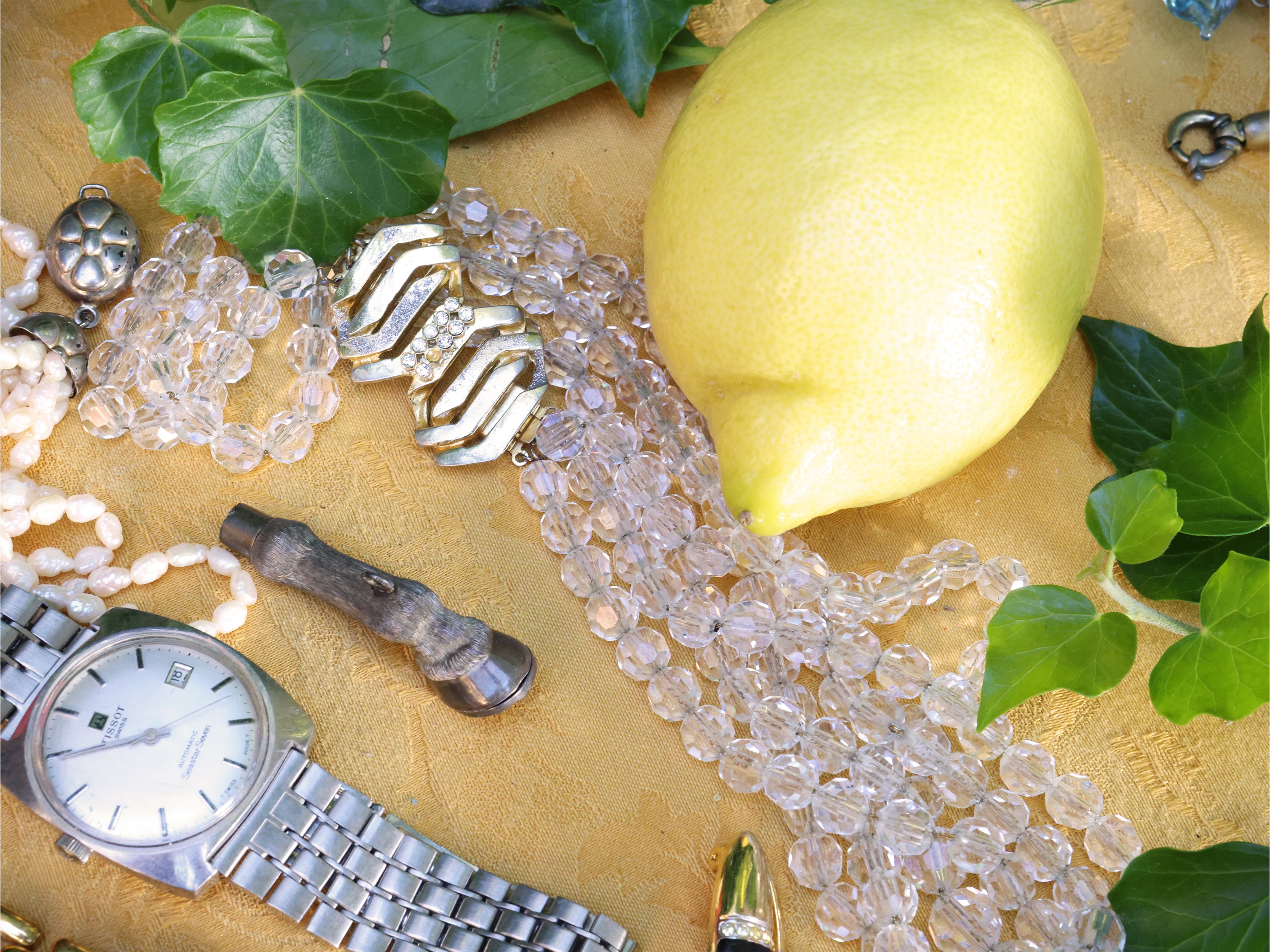 Miscellanea di bijoux, tra cui orologi, collane, bracciali, pendenti e spille