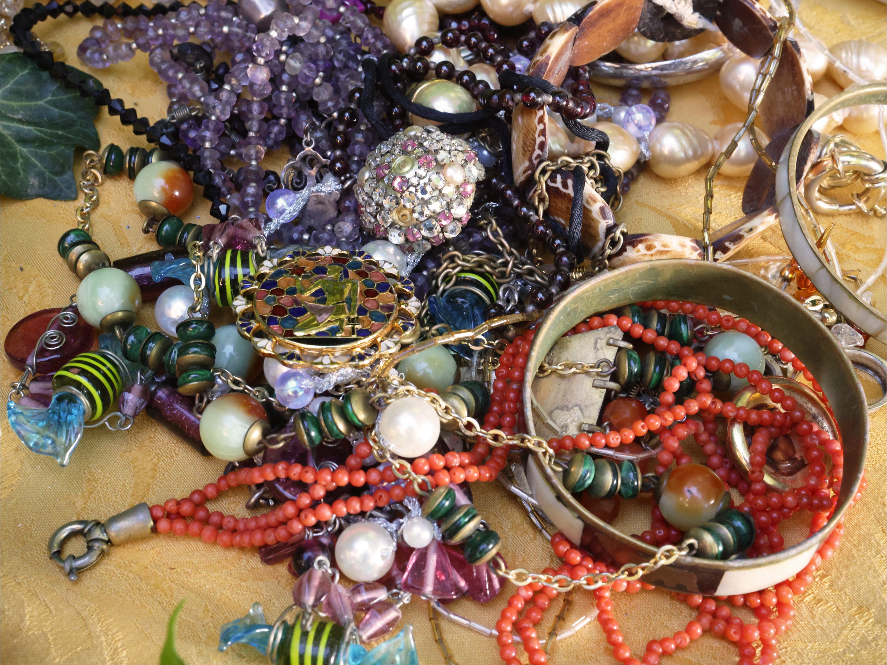 Miscellanea di bijoux, tra cui orologi, collane, bracciali, pendenti e spille